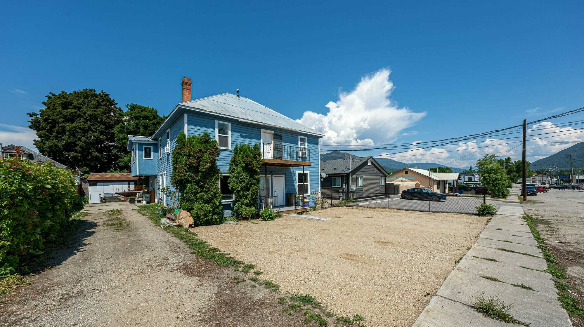 Incredible investment opportunity! Renovated 5 plex in central location, walking distance to town, with outstanding income. 2