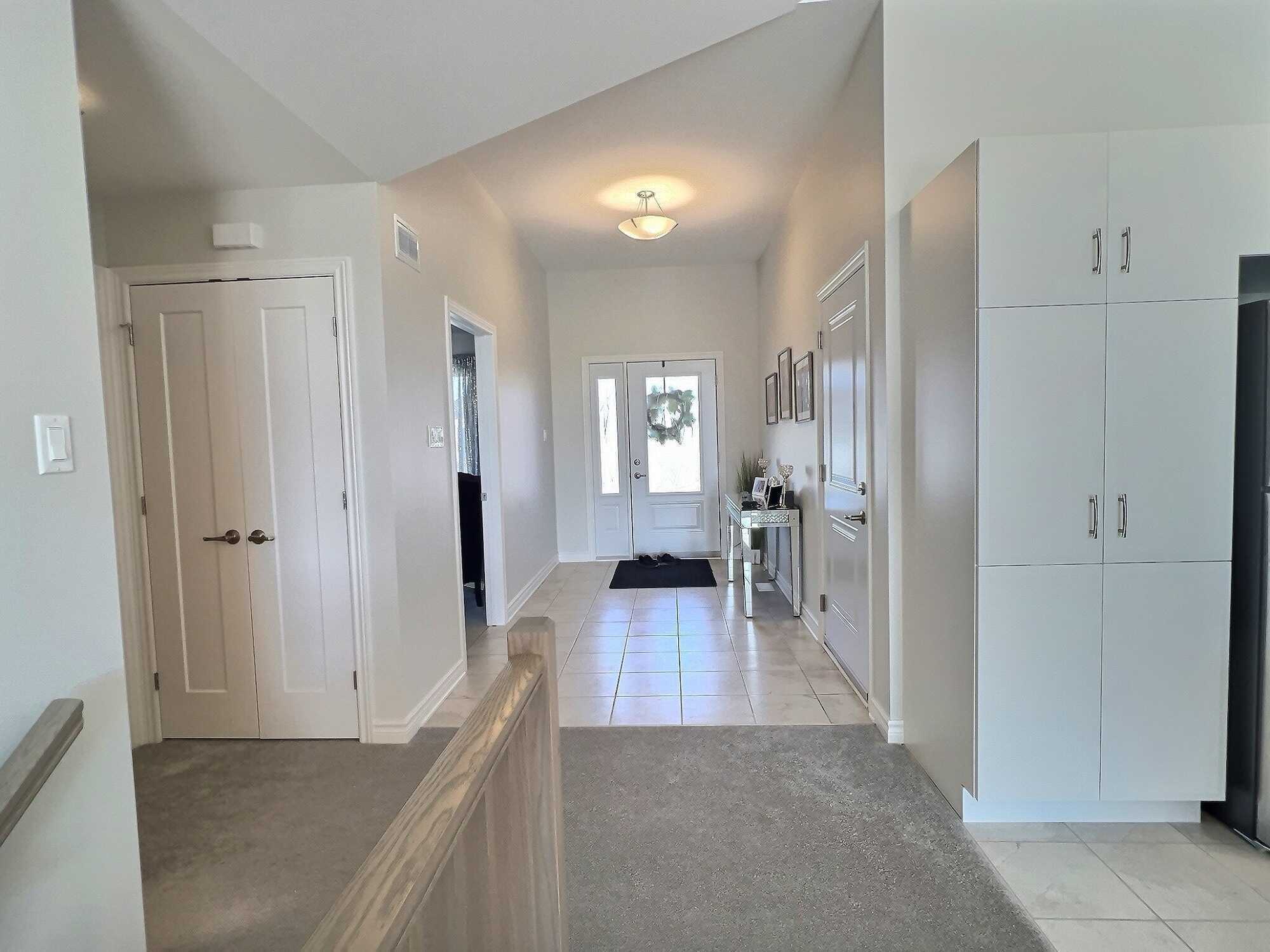 Stunning 2 Bed, 2 Bath Semi-Detached Bungalow with Soaring Cathedral Ceilings 4