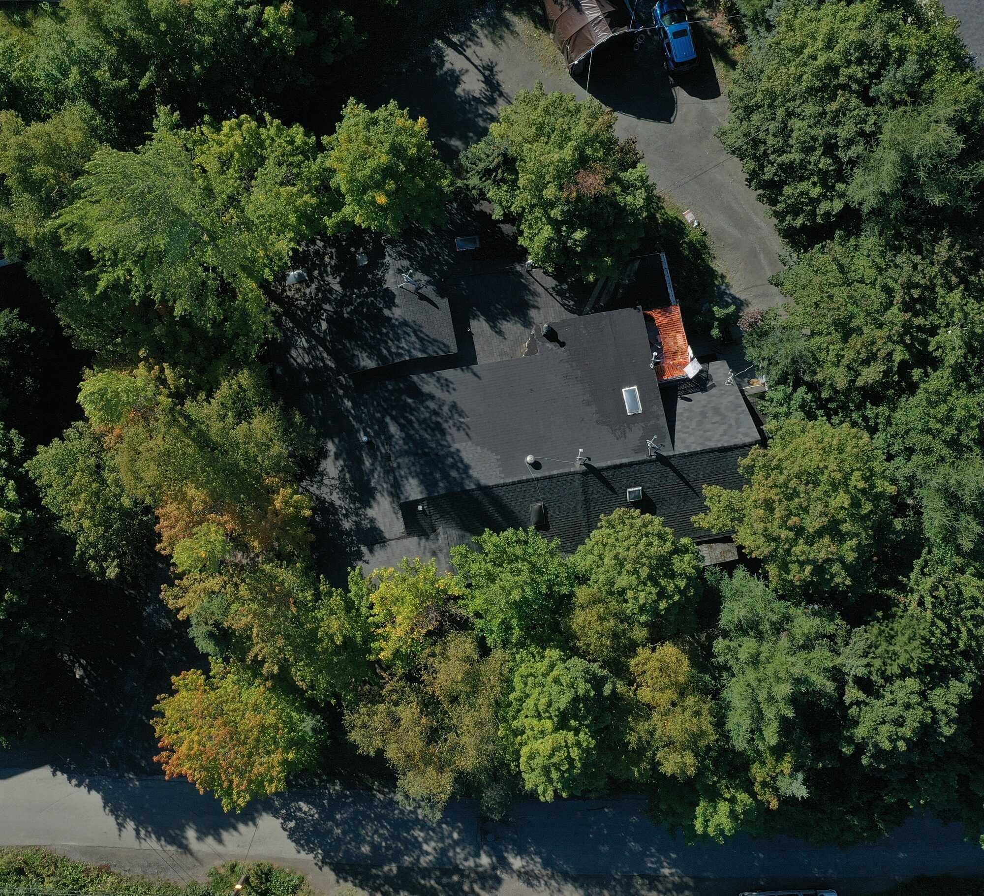 💼 Investors Take Notice!
Here’s a rare opportunity to own a 12-unit apartment building with excellent income potential 2