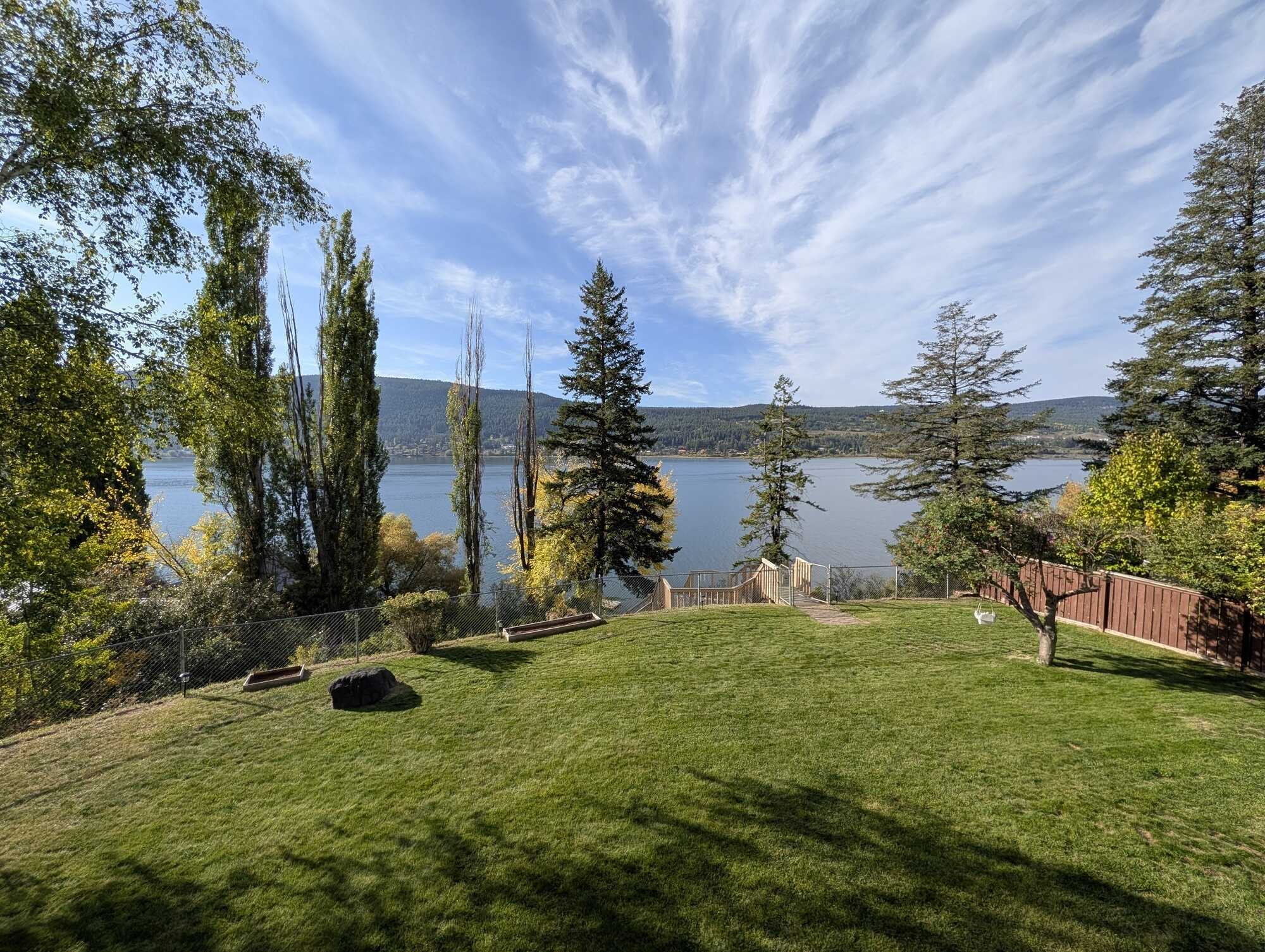 LAKEFRONT LIVING AT ITS BEST! 5