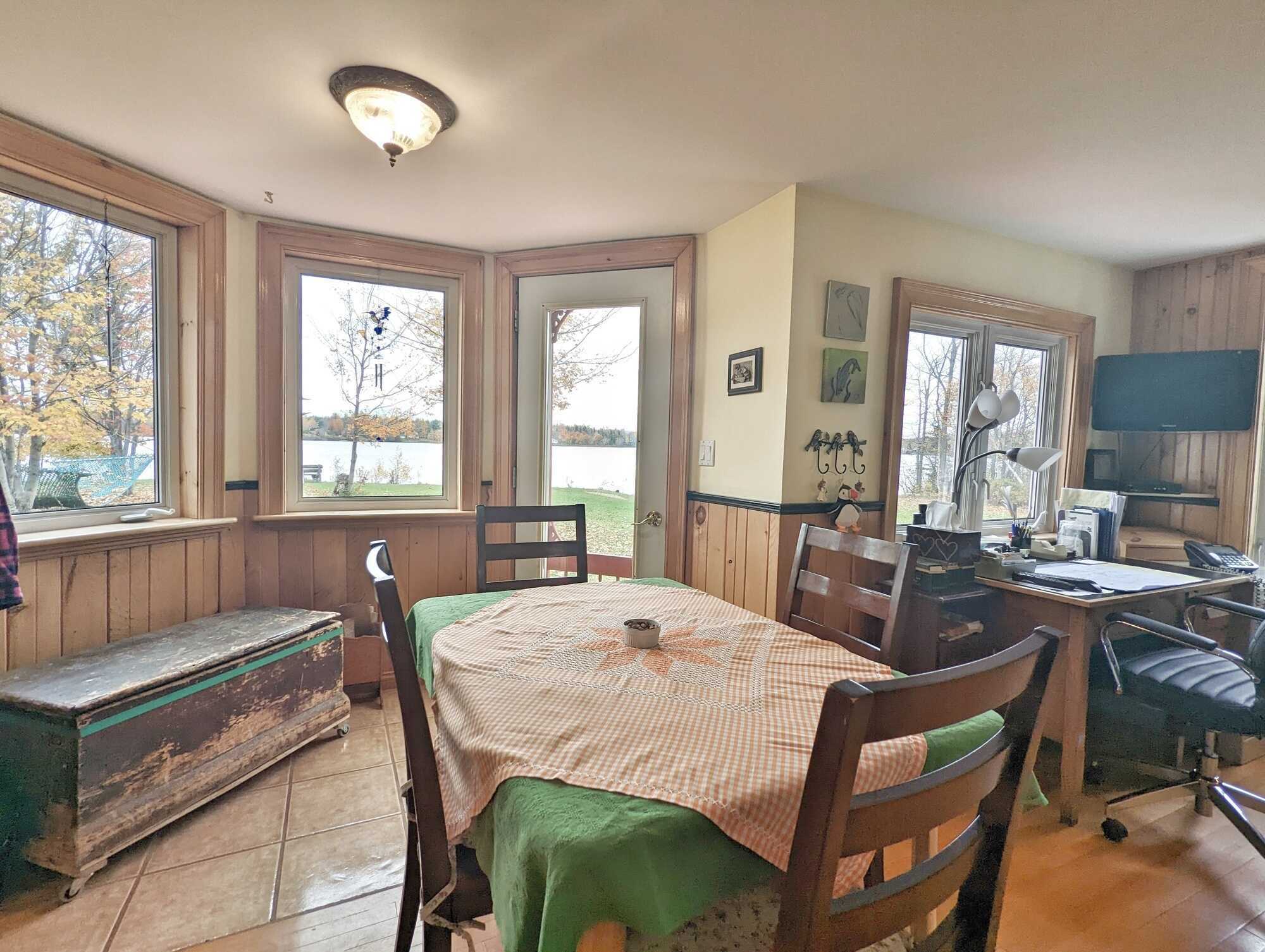 Maison au bord de l'eau / Waterfront property 4