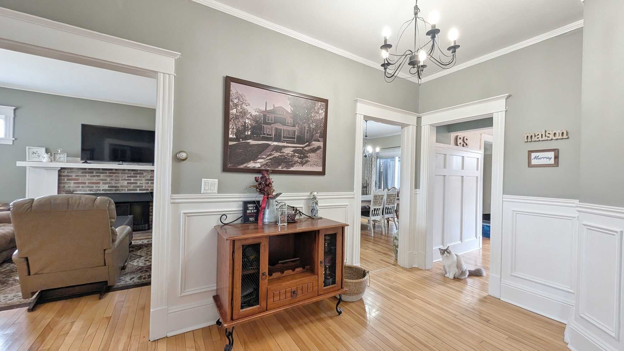 Superbe maison ancestrale au cœur de Bathurst | Emplacement de choix.
Stunning Character Home in the Heart of Bathurst | Prime Location. 4