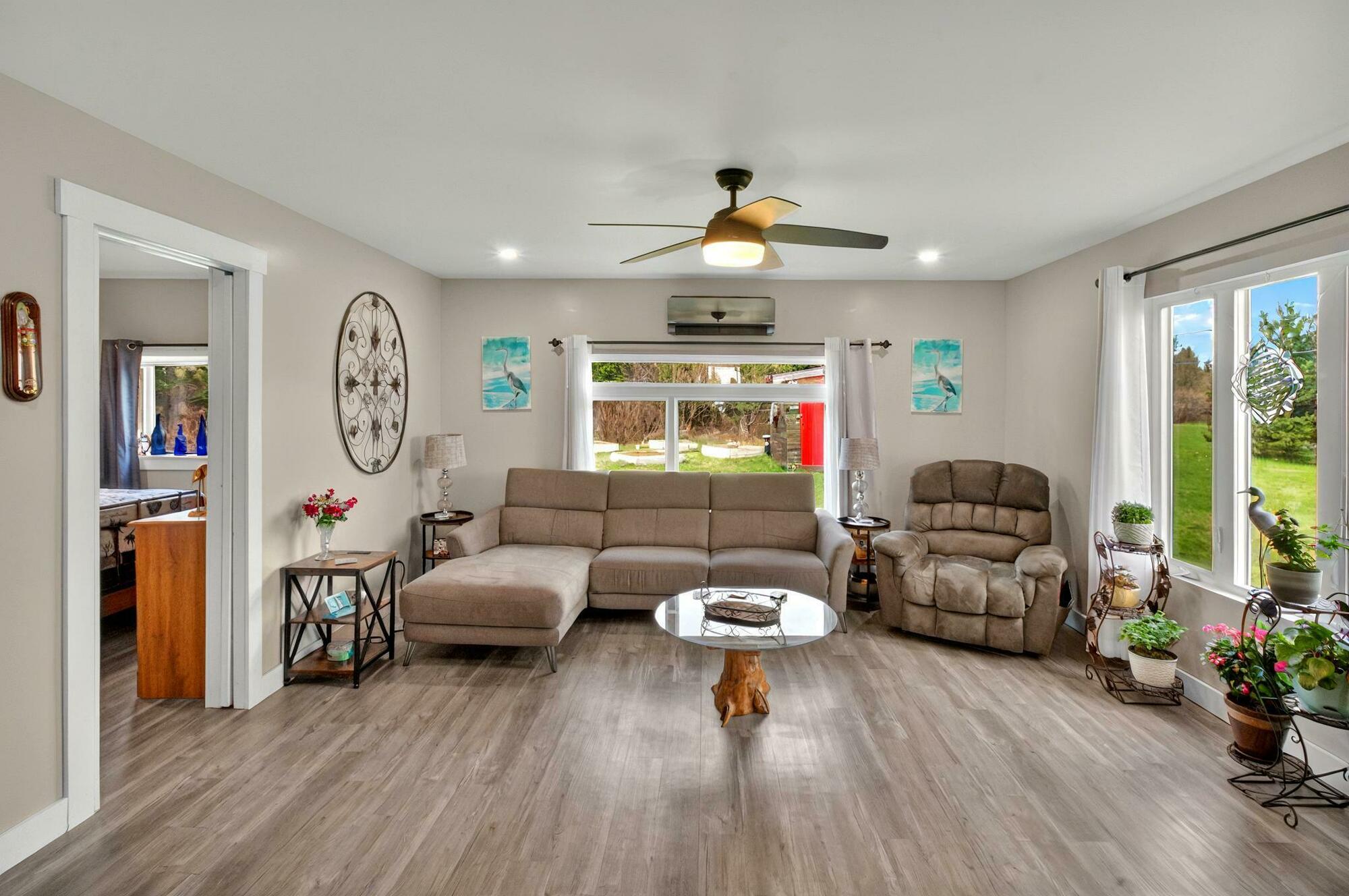 Beautiful, updated home with deeded access to the beach! 5