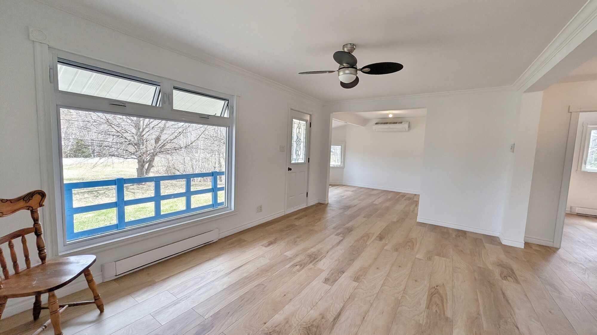 Maison sur terrain de 7 acres avec Garage 36x28
House on 7 acre lot with 36x28 Garage. 5