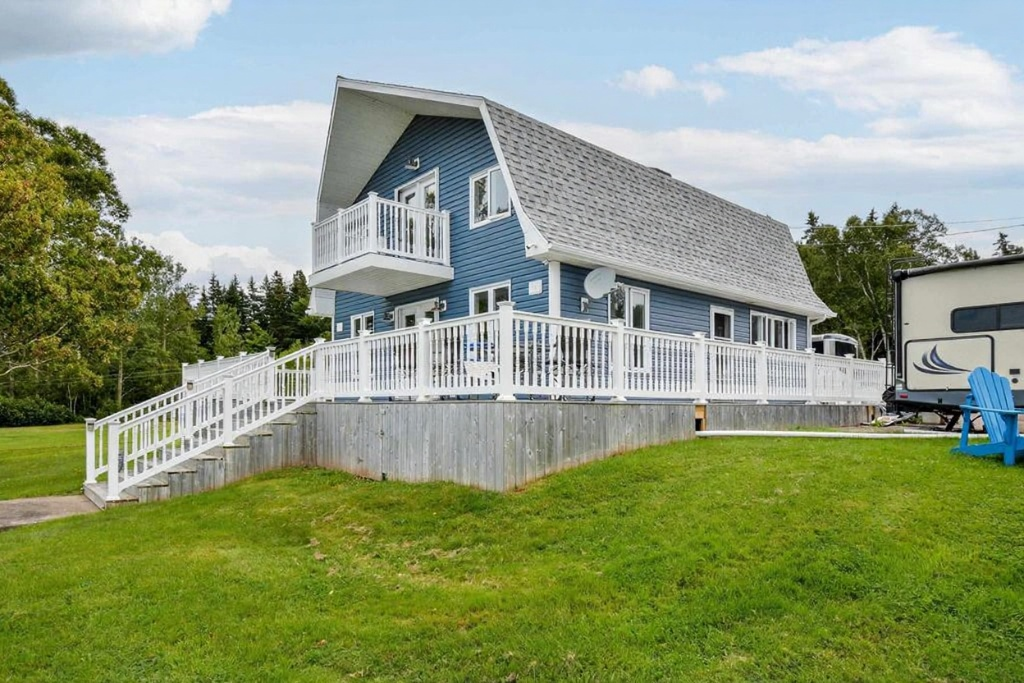 Lakefront Lifestyle – 3-Bedroom Home with Acreage 2