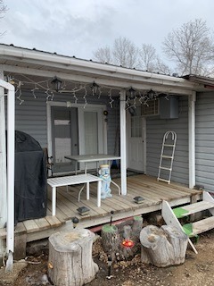 Year around living with lake front views! 2