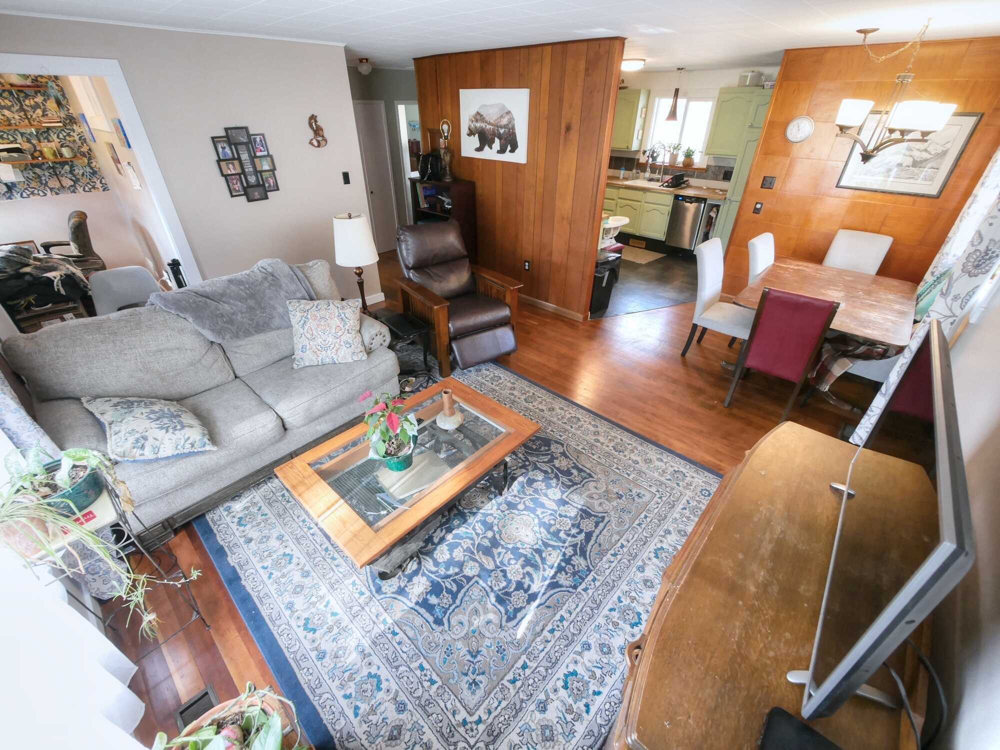 CHARMING 3Bed 2Bath Family home RIGHT NEXT to Sunningdale Park in Trail!  Fantastic location in a highly sought after neighbourhood! 2 Blocks to the Columbia River! Close to businesses, shopping, schools and more! 4