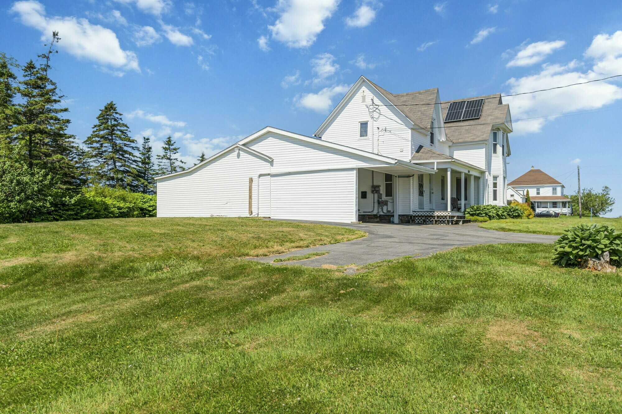 Versatile Income Property or Spacious Family Home on 3.22 Acres 5