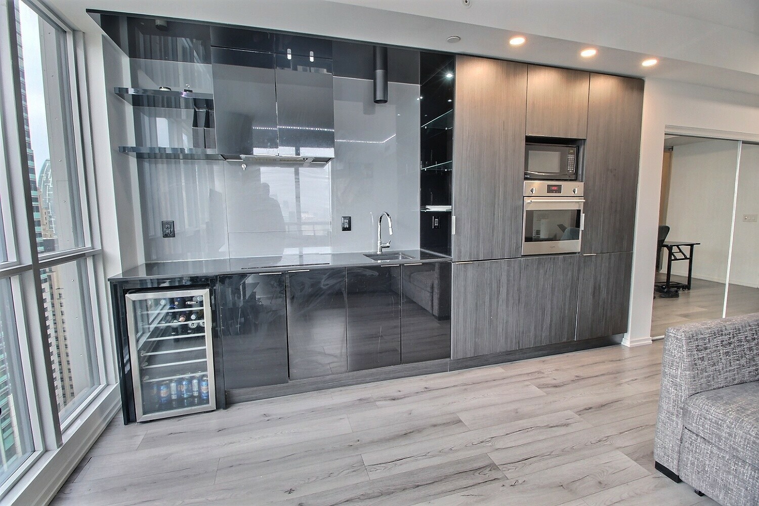 Large Corner Unit with Amazing Views 4