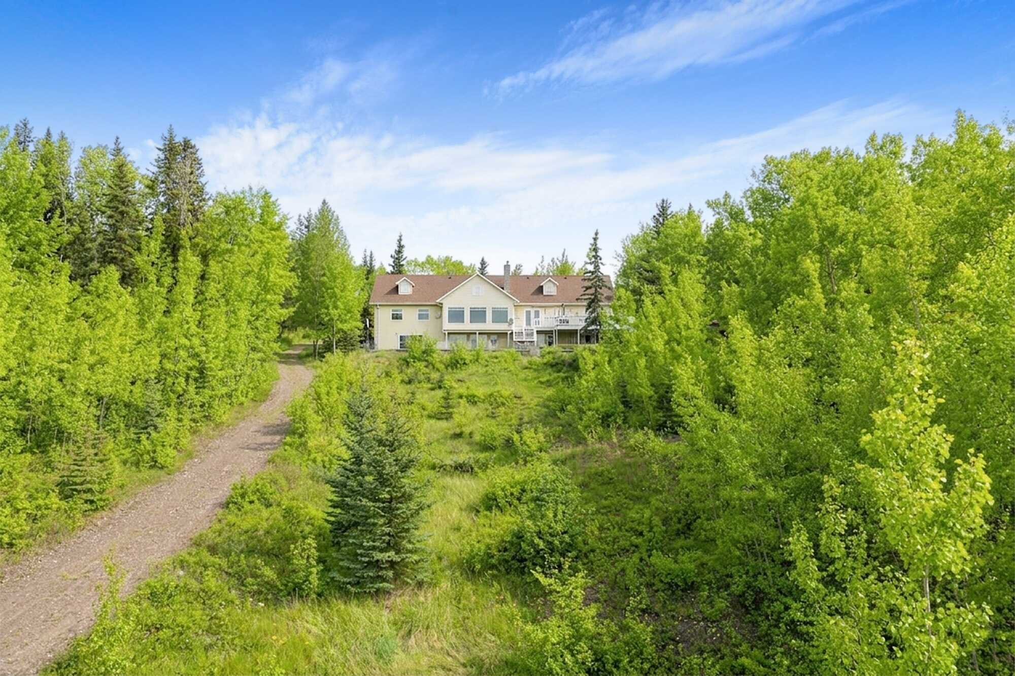 🏡 Exceptional 2.5-Acre Lakefront Estate with Airbnb & Rental Potential
4,000+ Sq. Ft. | 4 Bedrooms | 5 Bathrooms | Lake & Mountain Views | Level Entry | Walk-Out Basement 2