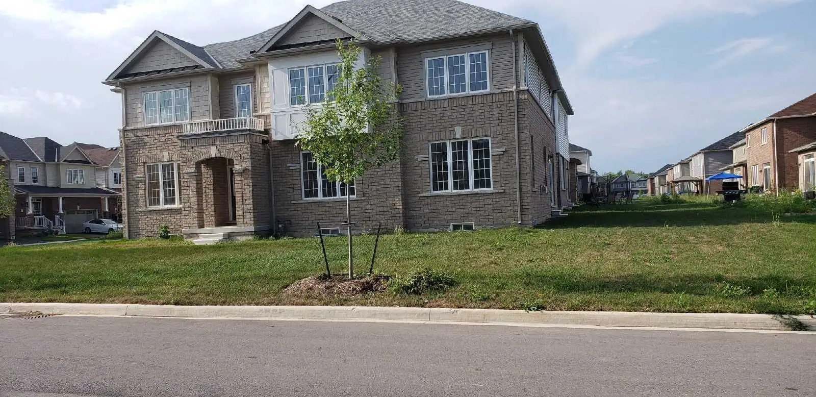 Prime Location Near Niagara Falls & Amenities 3