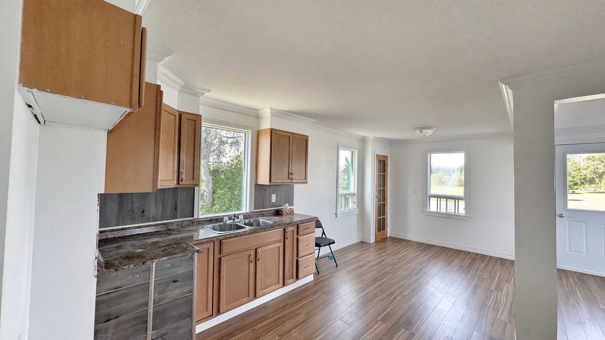 Prix abordable, grand terrain et beau potentiel à Saint-Sauveur!
---------
Affordable living, a spacious lot, and plenty of potential in Saint-Sauveur! 3