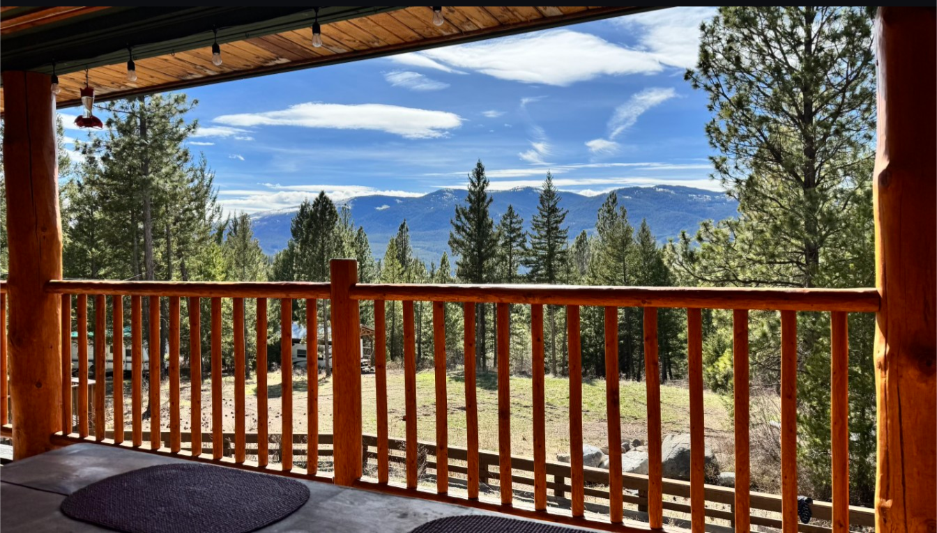 A 10-acre retreat with a one-of-a-kind log home 3