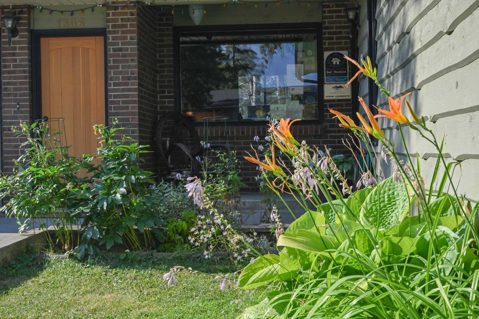 Auberge Kicking Horse Guest House – Your Mountain Retreat! 3