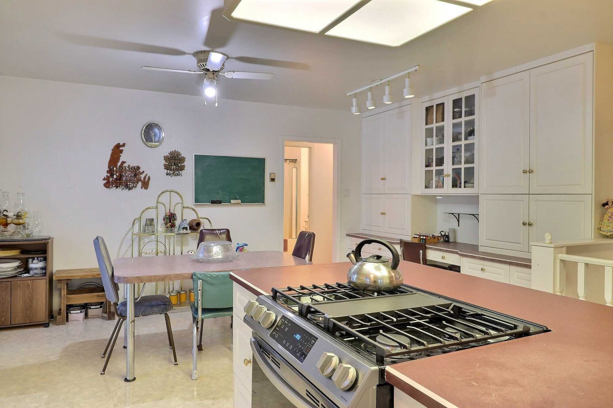 **PRICE REDUCED**
2372 sq.ft Family home with space for your growing family! 3
