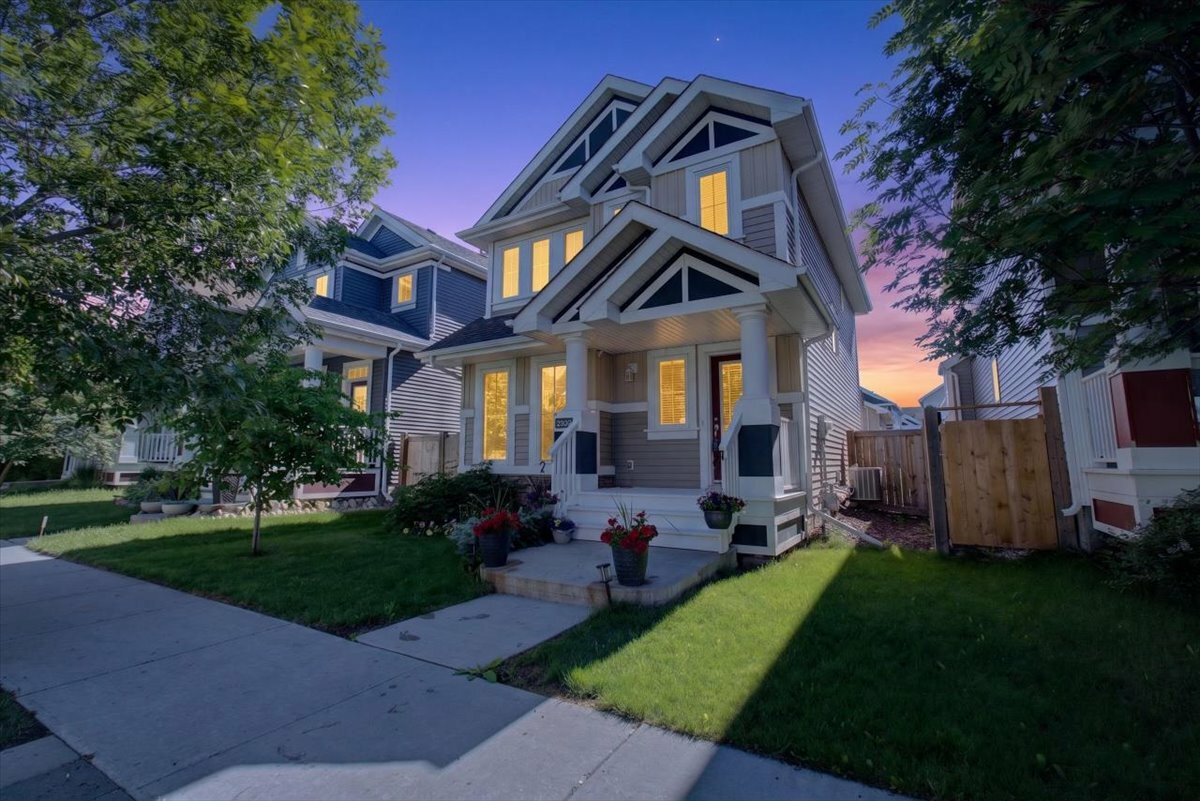 Welcome to this EXCEPTIONAL home in the highly desirable LAKE SUMMERSIDE community. Designed for both comfort and functionality, the bright open-concept layout is filled with natural light from the ABUNDANCE OF WINDOWS throughout. 2