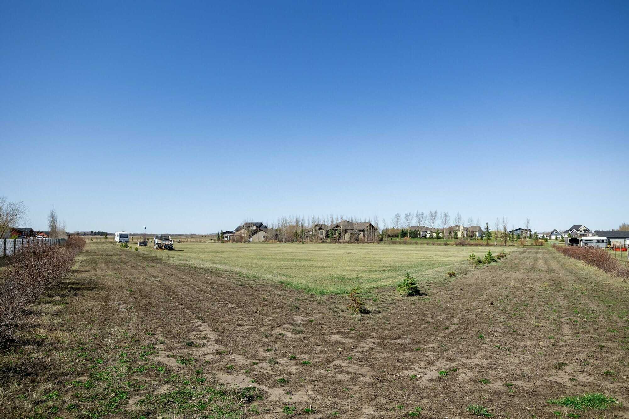 Build your dream home! Country living on Stettler's doorstep. 4