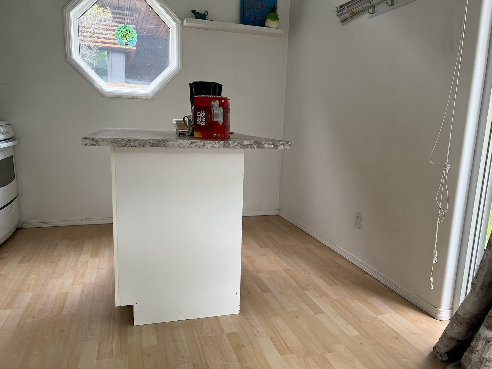 Prime Downtown Location with Custom Renovations and Great Business Potential 4