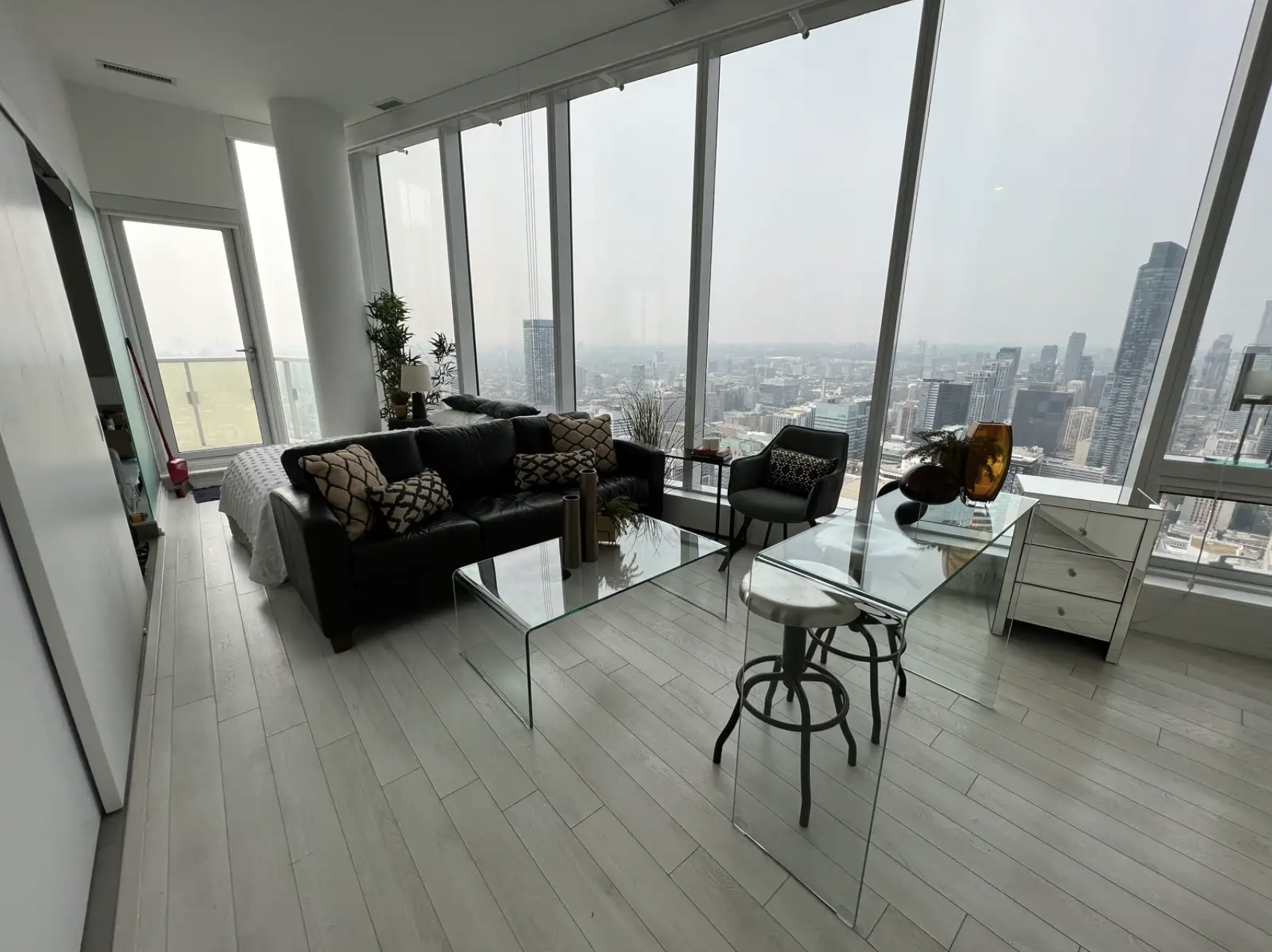 Modern Fully Furnished Top Floor Corner Studio 4