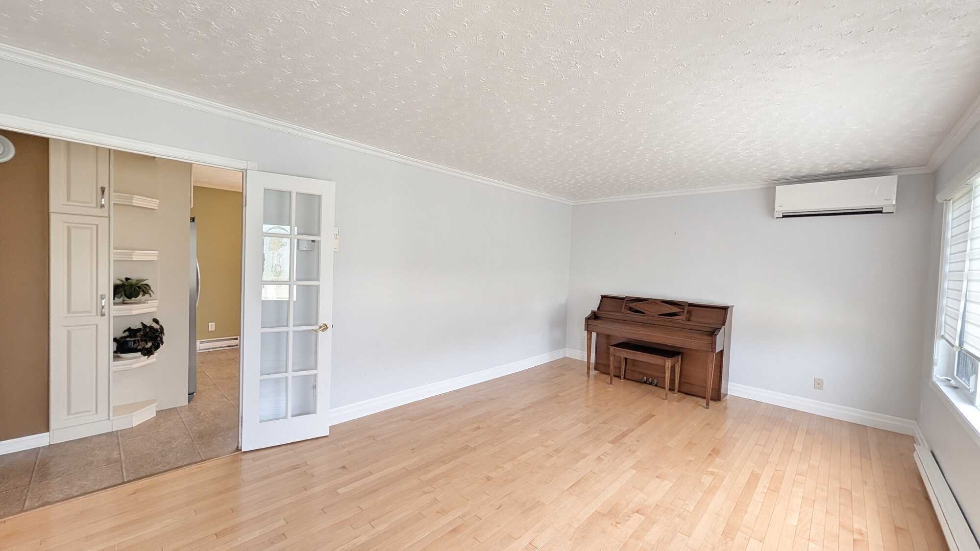 Beautiful Family Home in Beresford! -- Belle maison familiale à Beresford! 4