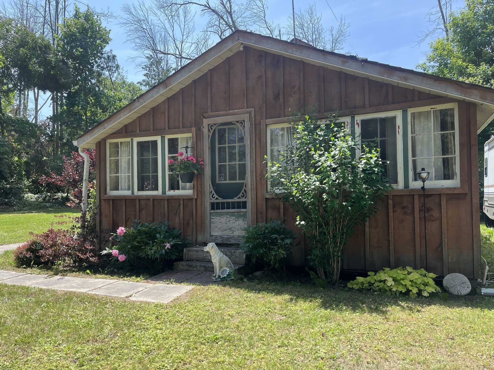 Welcome to this beautiful one bedroom, one bathroom quaint cottage. Beautiful private space on dead end road.  Lake Simcoe deeded waterfront access. Additional opportunity to expand with two adjacent lots separately priced. 2