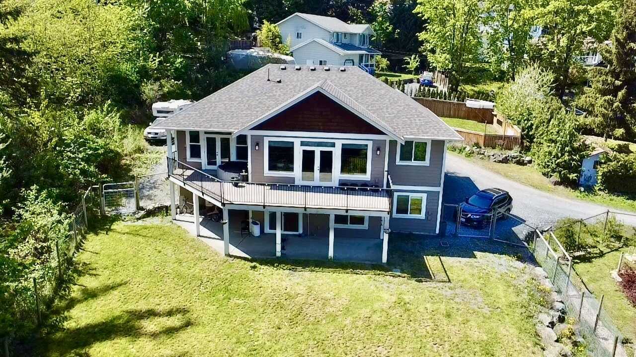 Stunning 5 bedroom 3 bathroom home with break taking Views with suite or business potential. 2