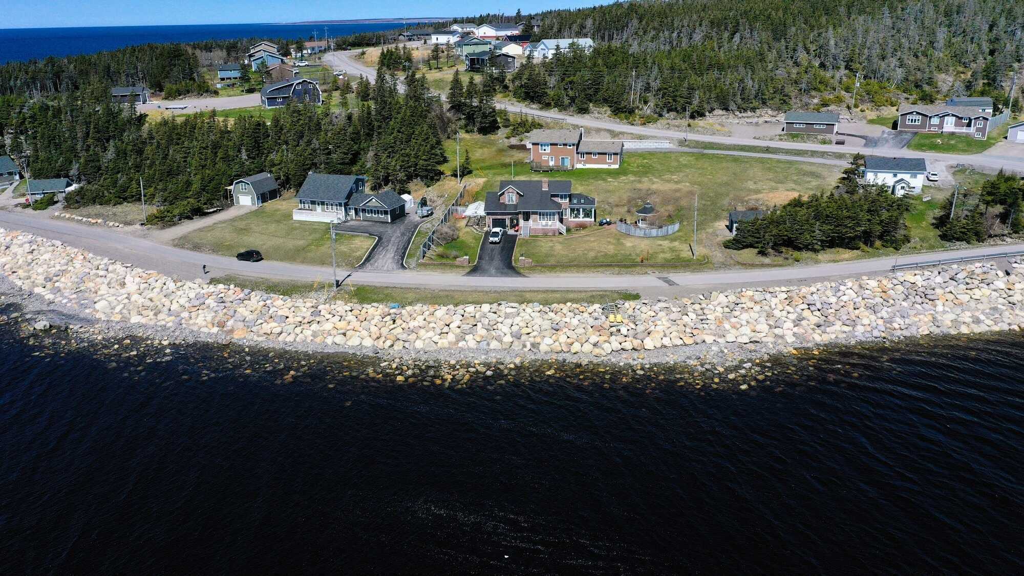 Stunning Oceanfront Home – A Must-See Dream Property! 4