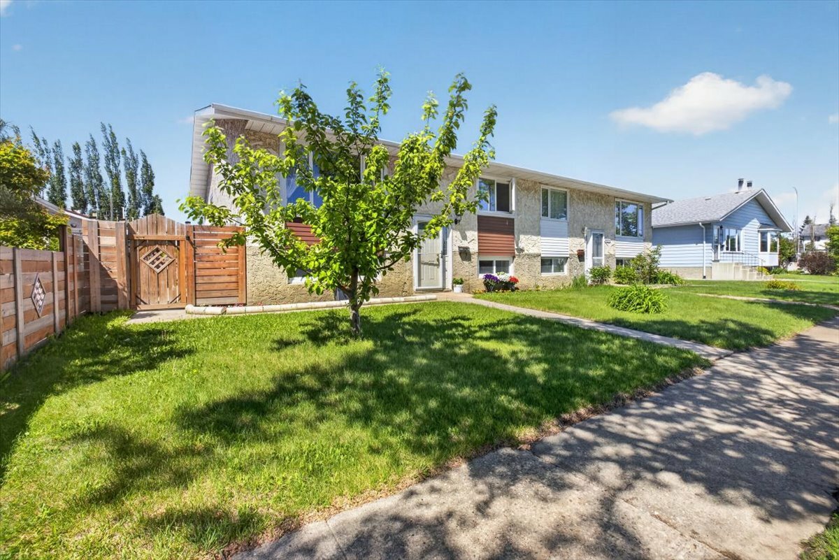 Well maintained 5-bedroom, 1,100 sq. ft. bi-level half duplex in a convenient north Edmonton location. 5