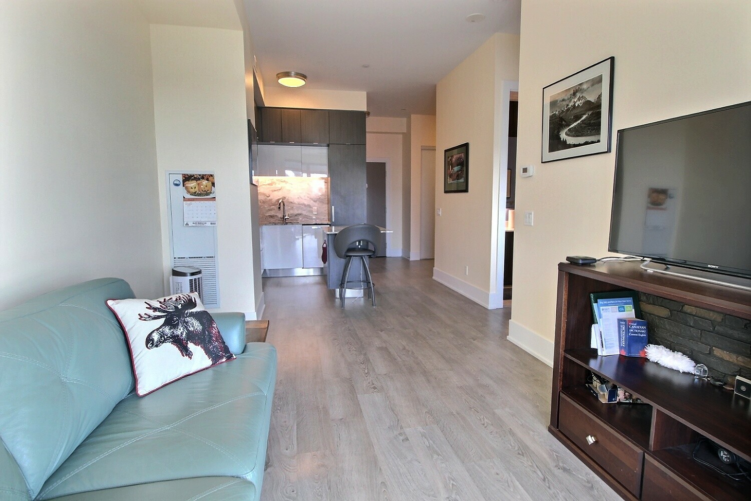 1 bed + den, amazing view, locker & parking. 4