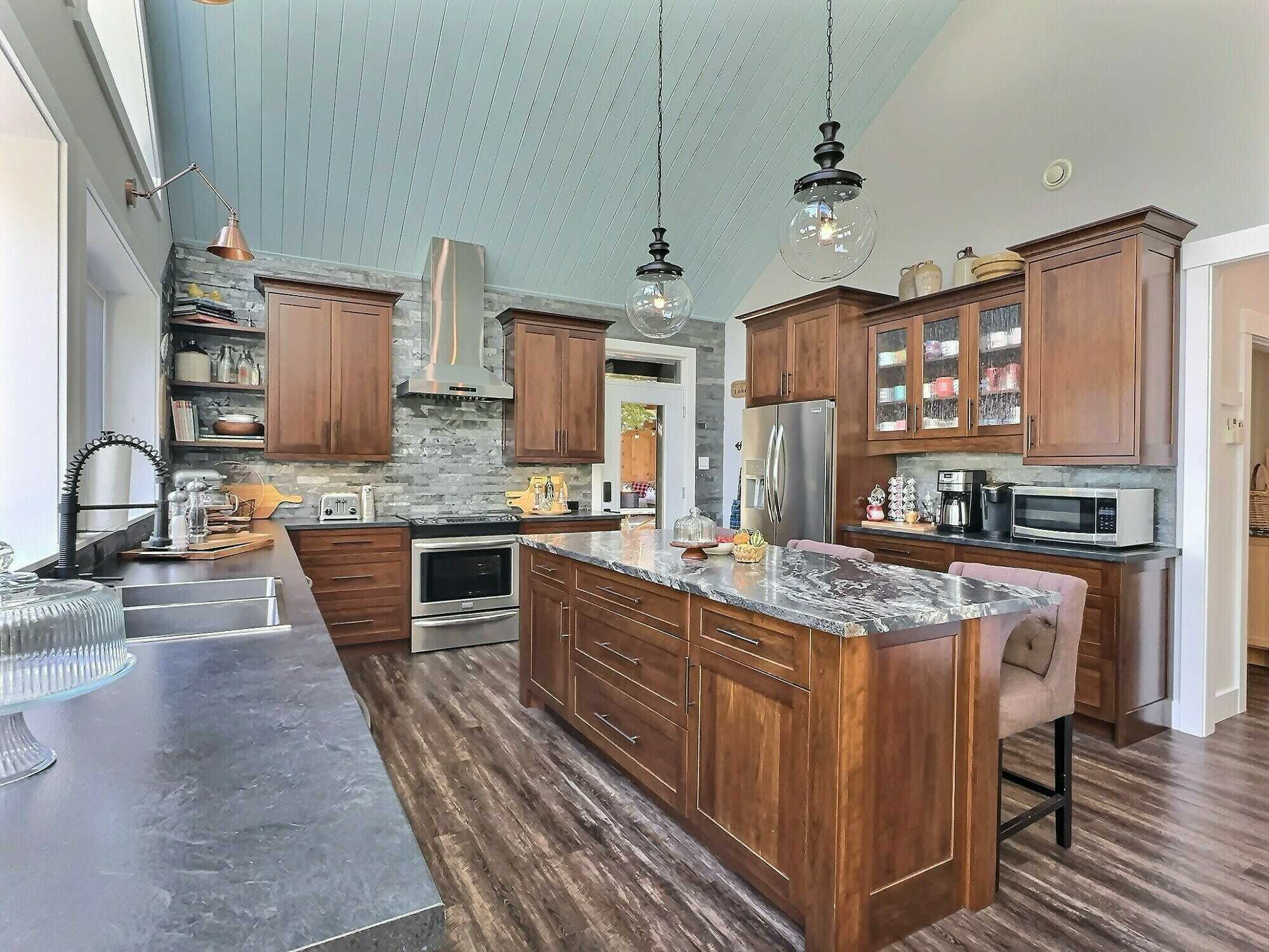 Executive lakeside living on beautiful Little Dyke Lake! 5