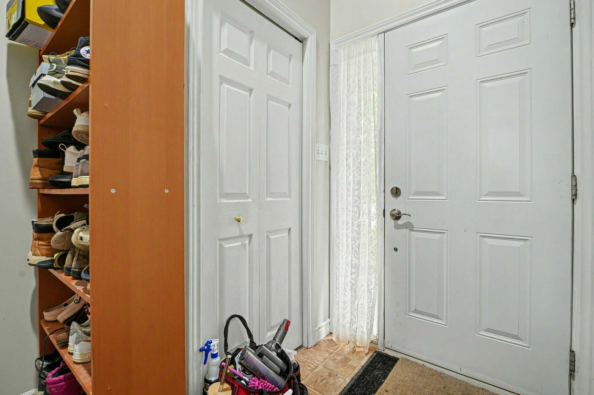 Spacious 3 Bedroom Freehold Townhouse End Unit on a Large Lot in a Family Friendly Community with Investment Potential 3