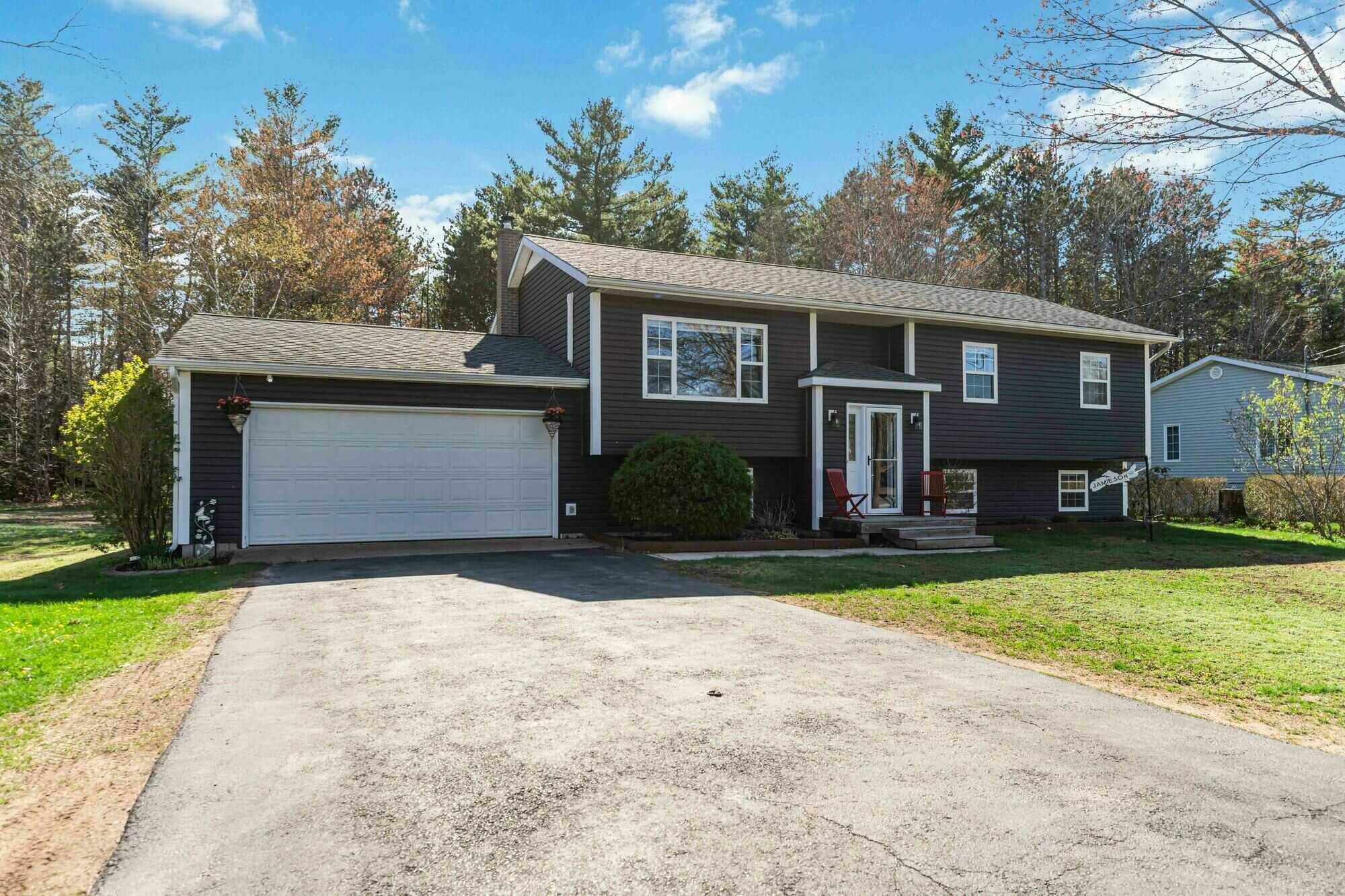Family-Friendly Split Entry Backing Onto Green Space in Greenwood 2