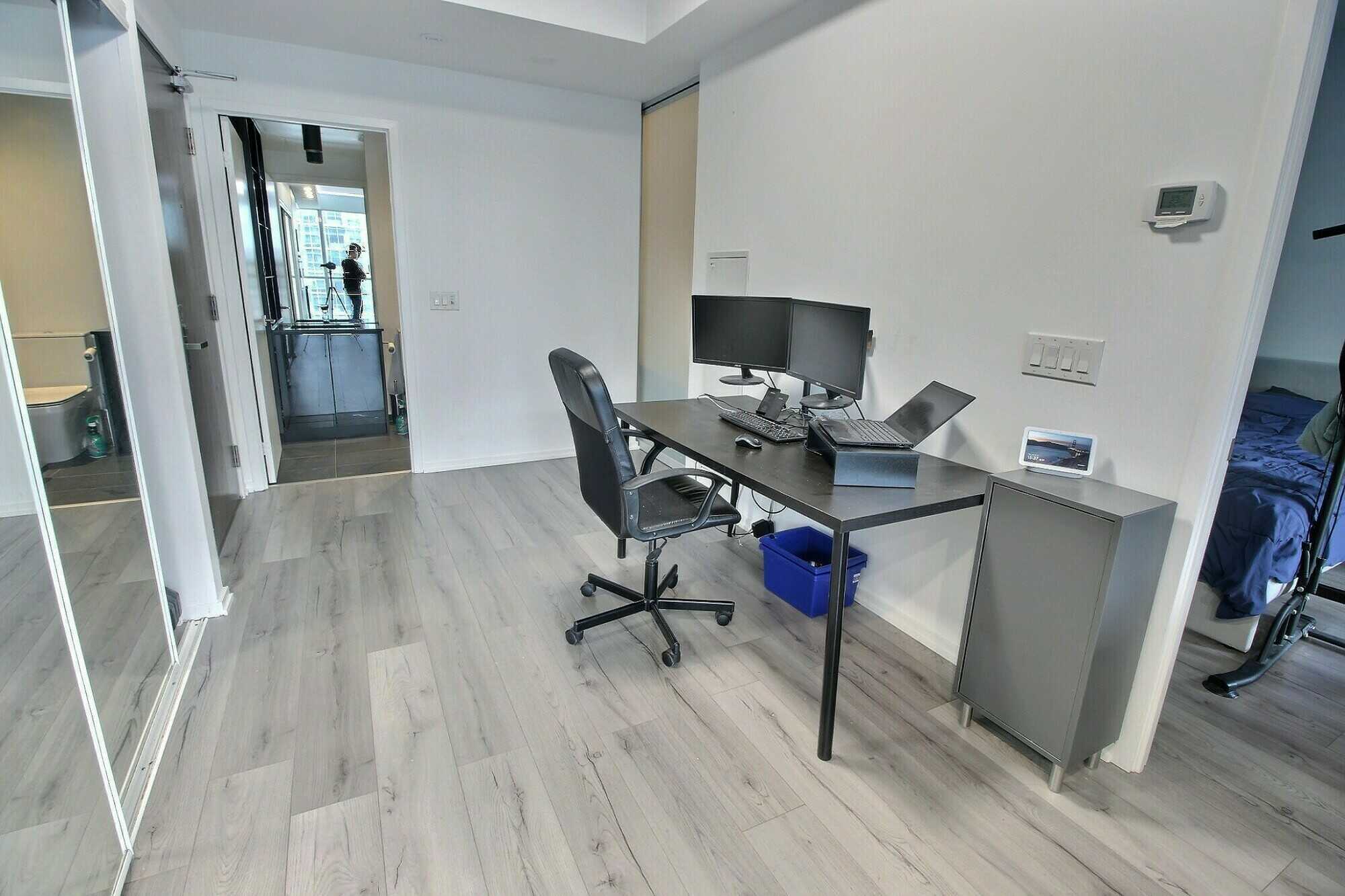 Large Corner Unit with Amazing Views 5