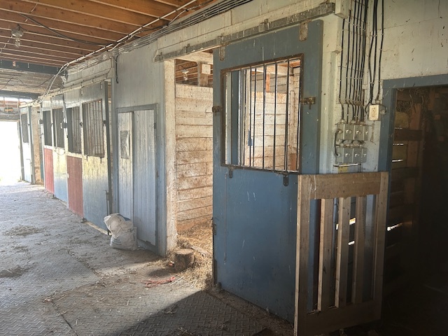 Equestrian & Commercial Opportunity on 17 Private Acres 4