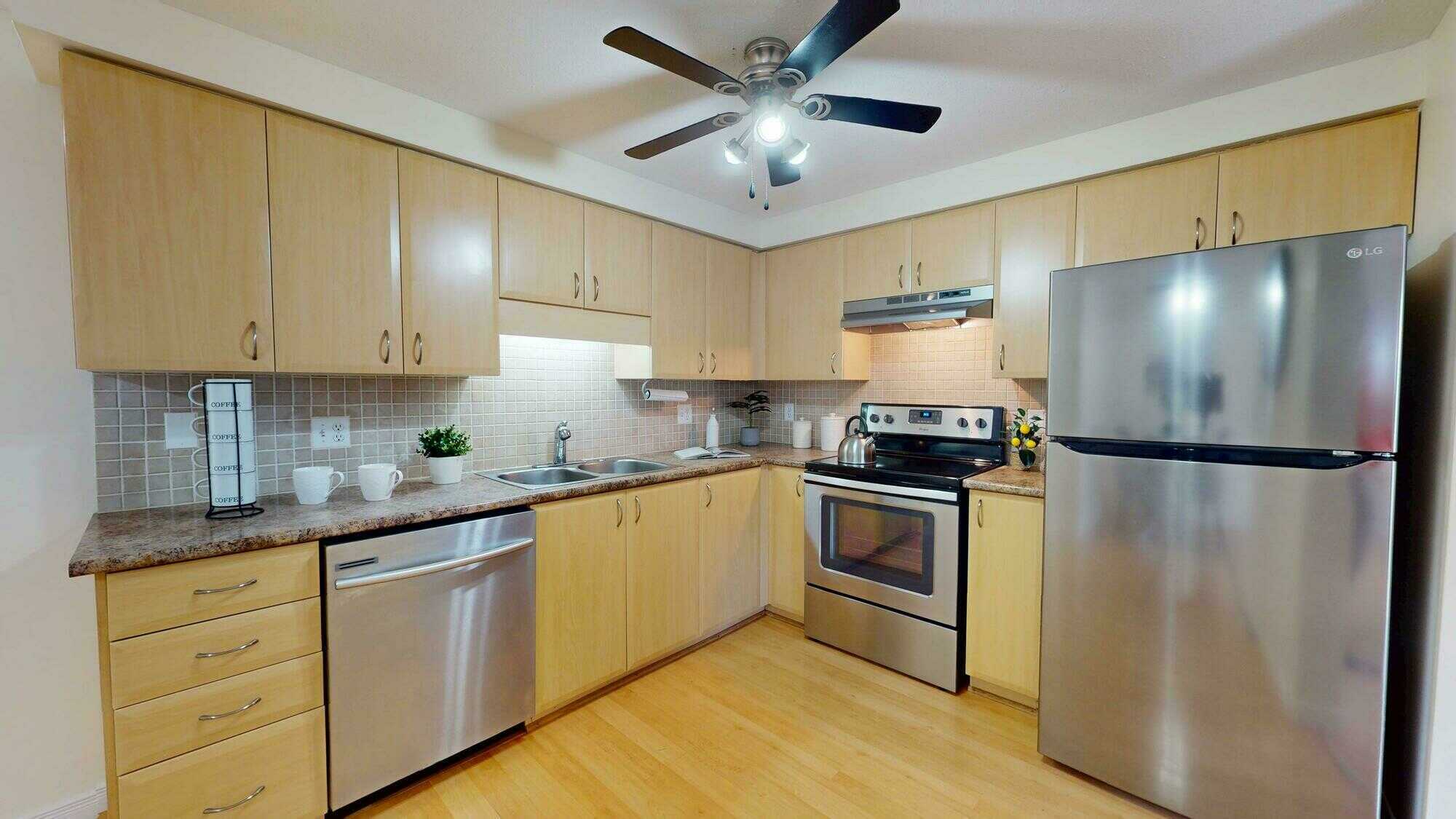BEAUTIFUL TOWNHOME IN LOVELY NEIGHBOURHOOD 3