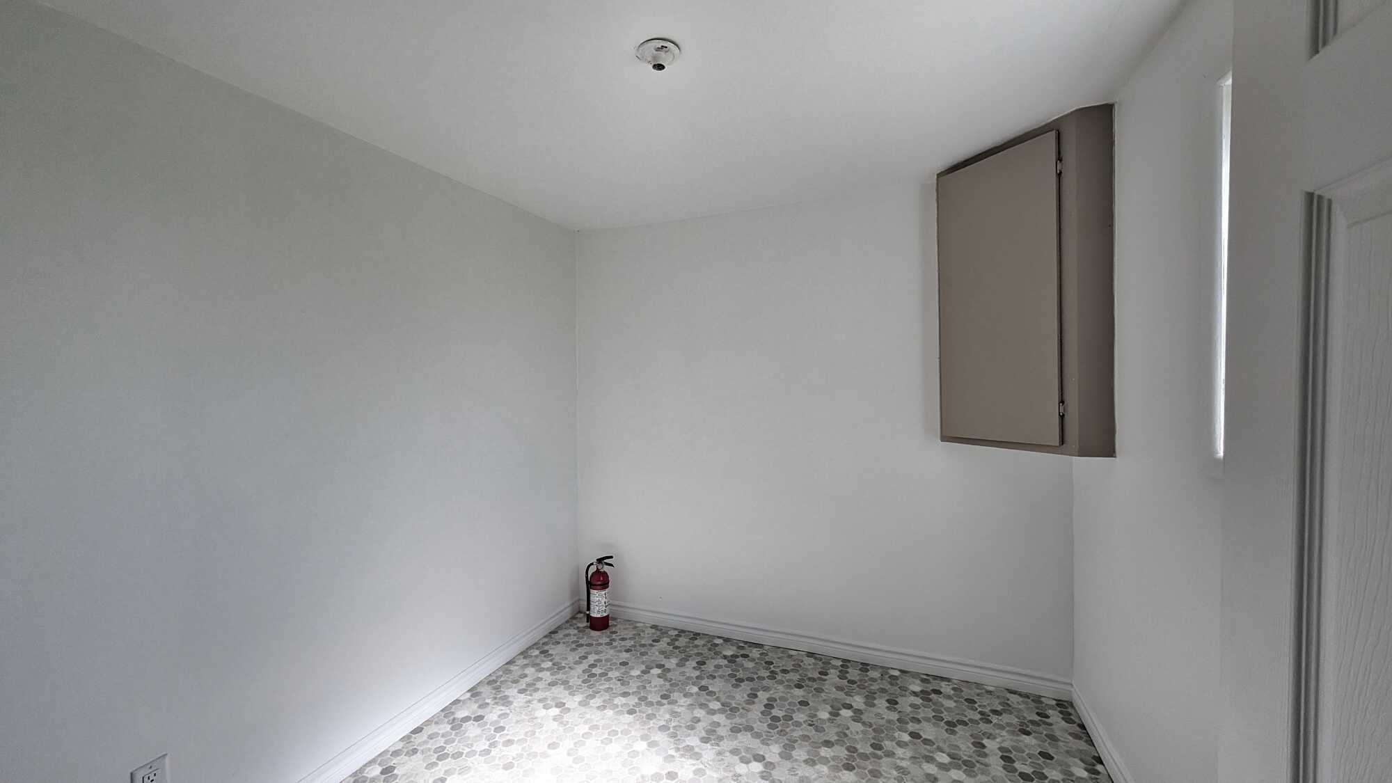 Prix abordable, grand terrain et beau potentiel à Saint-Sauveur!
---------
Affordable living, a spacious lot, and plenty of potential in Saint-Sauveur! 5