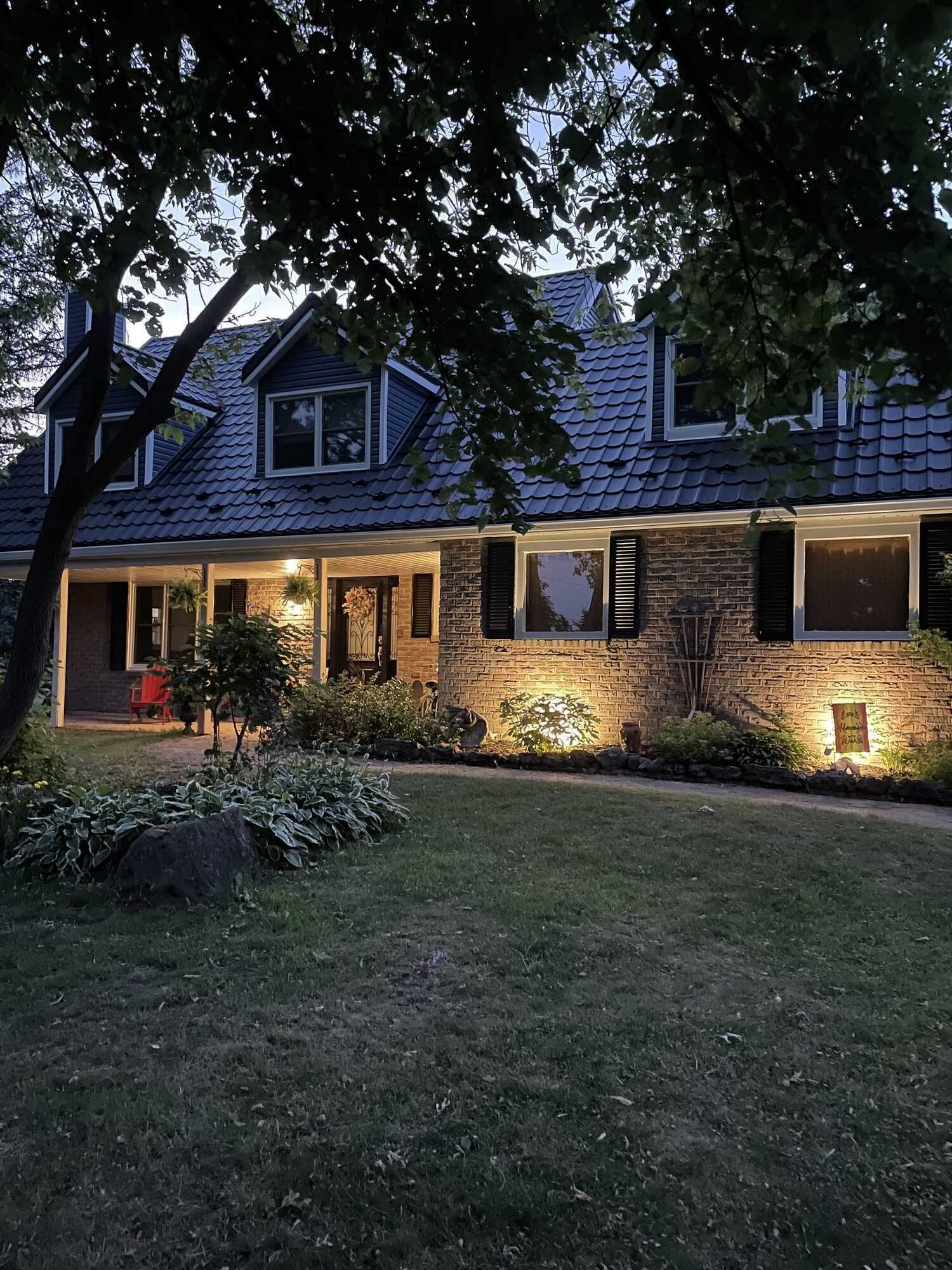 Welcome to your own private park-like paradise!

This exceptional 2-story family home features a stunning backyard pool oasis, a grand circular driveway, in-law suite with its own completely separate entrance. Prime location near a great school. 3