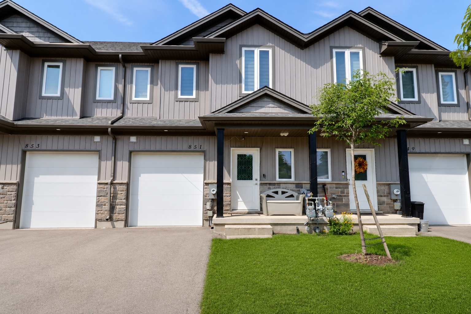 Bright, Open-Concept Freehold Townhome located on the North End of Woodstock! 2