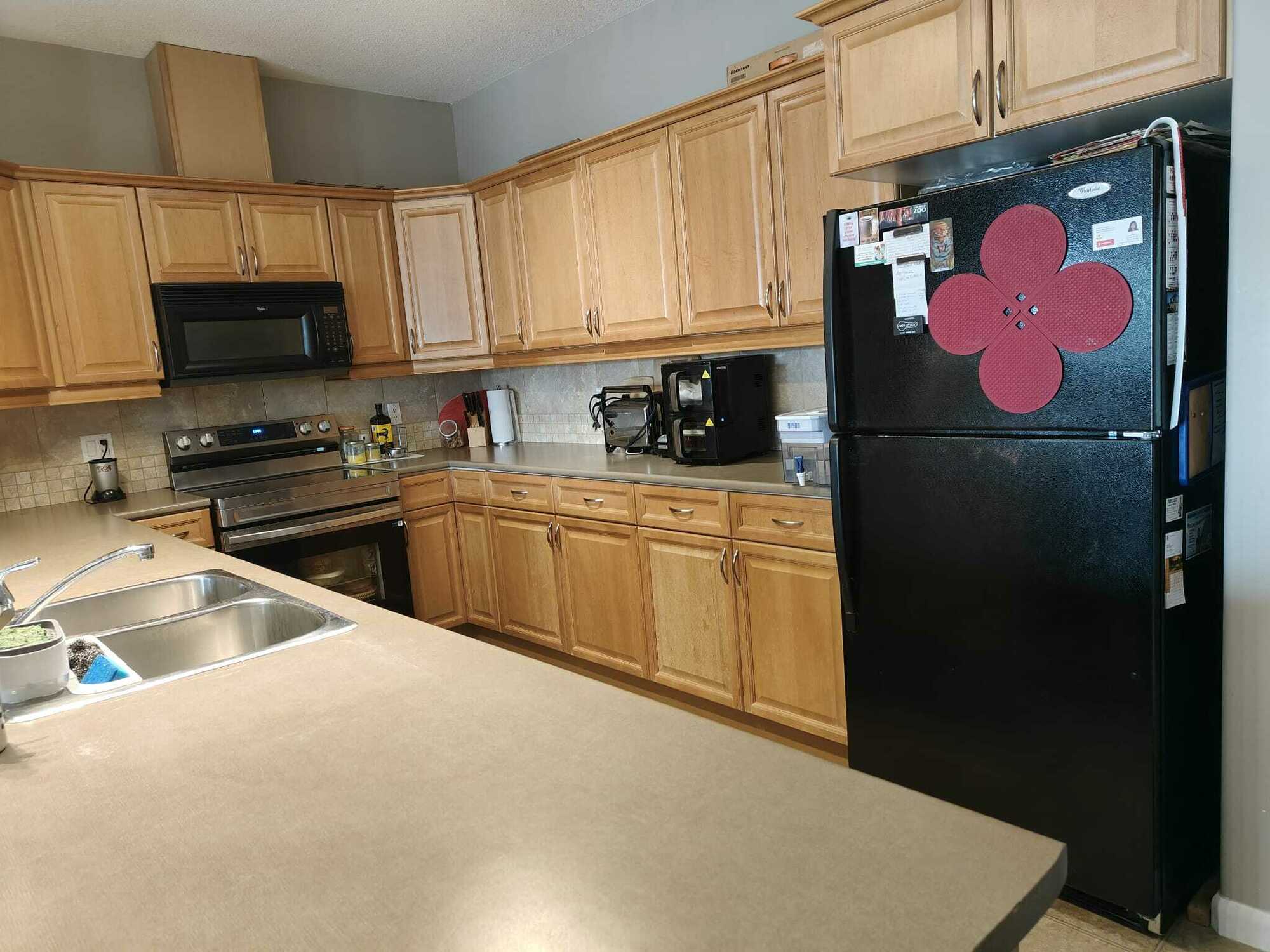 Quiet Top-Floor 2BR + Den Condo | Gym, Sauna & More 2