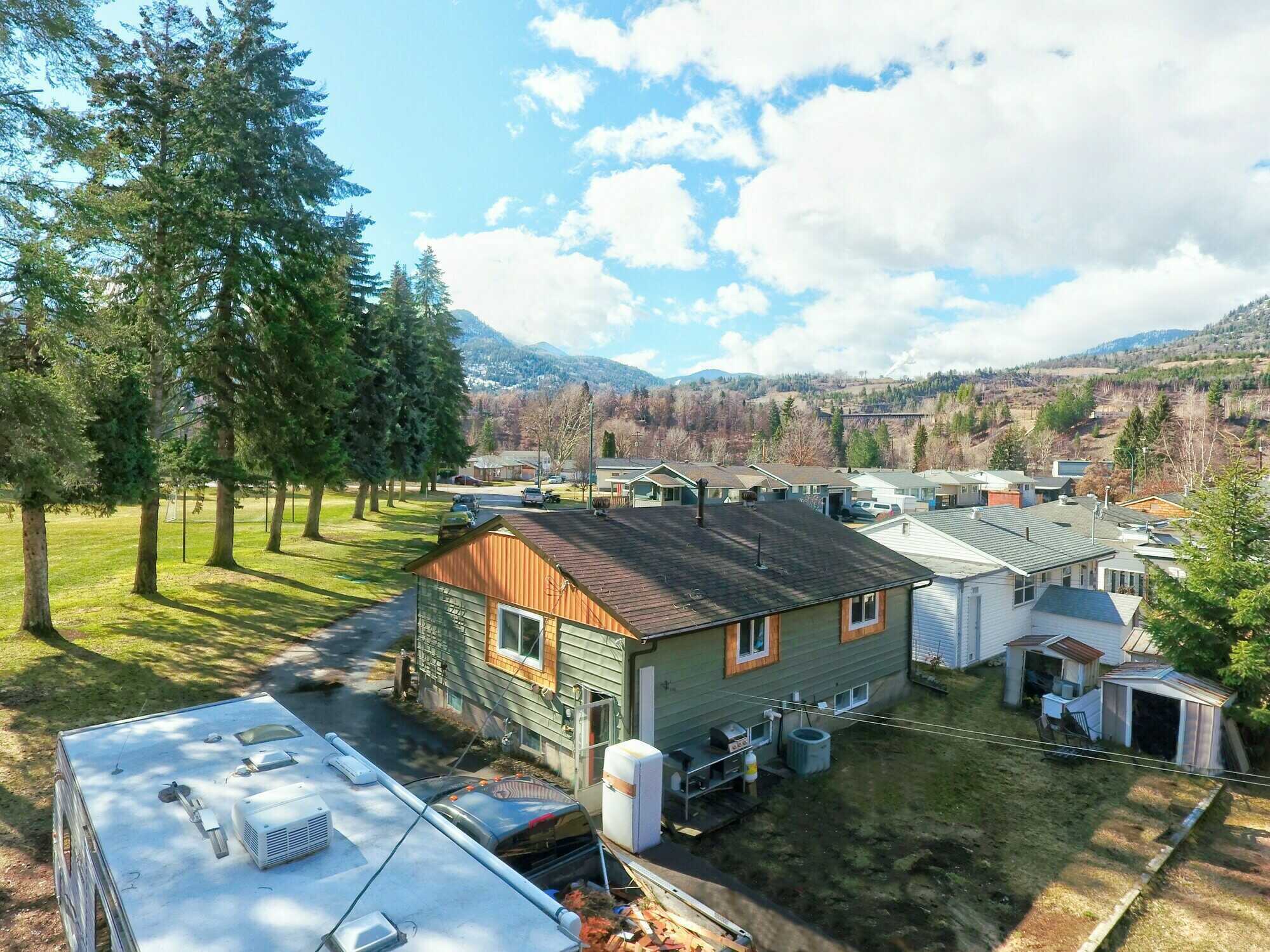 CHARMING 3Bed 2Bath Family home RIGHT NEXT to Sunningdale Park in Trail!  Fantastic location in a highly sought after neighbourhood! 2 Blocks to the Columbia River! Close to businesses, shopping, schools and more! 2