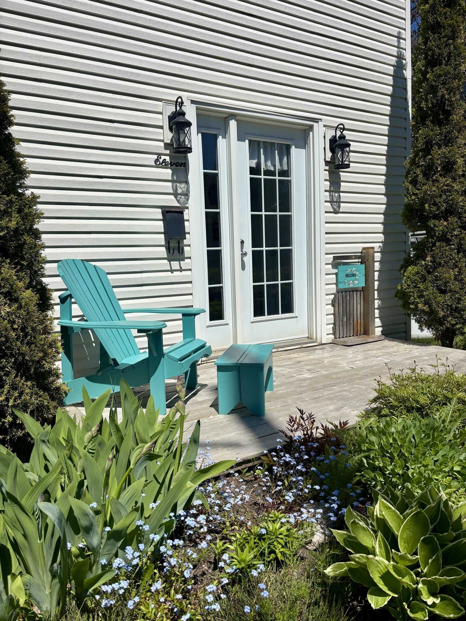 Move right into this beautifully renovated 3-bedroom (potentially 4), 1.5-bath home located in a highly desirable area of the city. 4