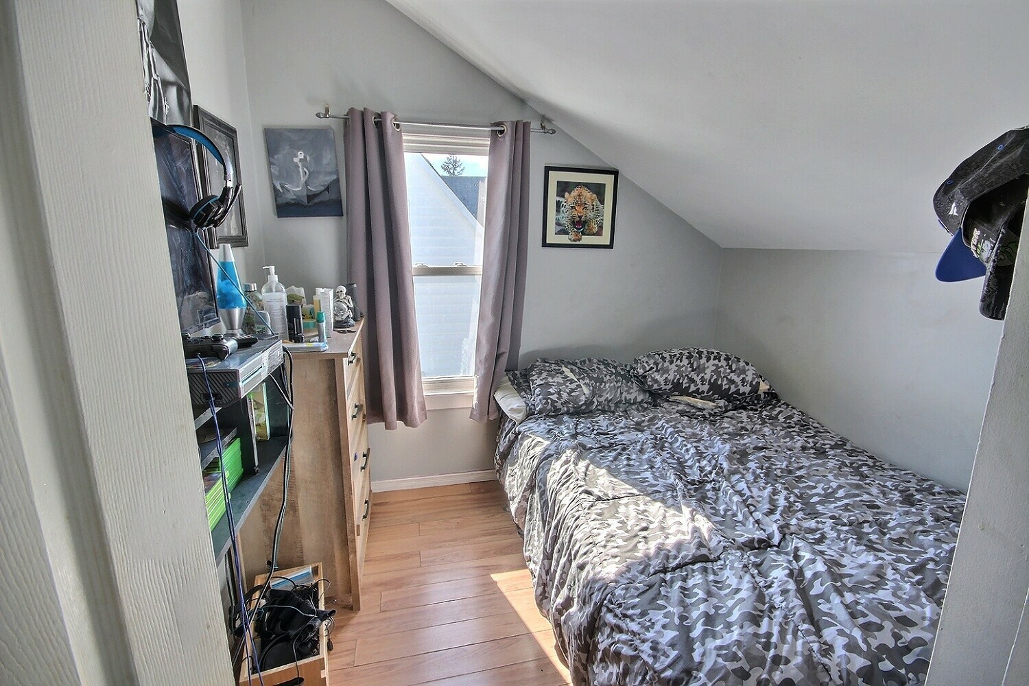 Income-Generating Side-by-Side Duplex with Detached Garage! 5