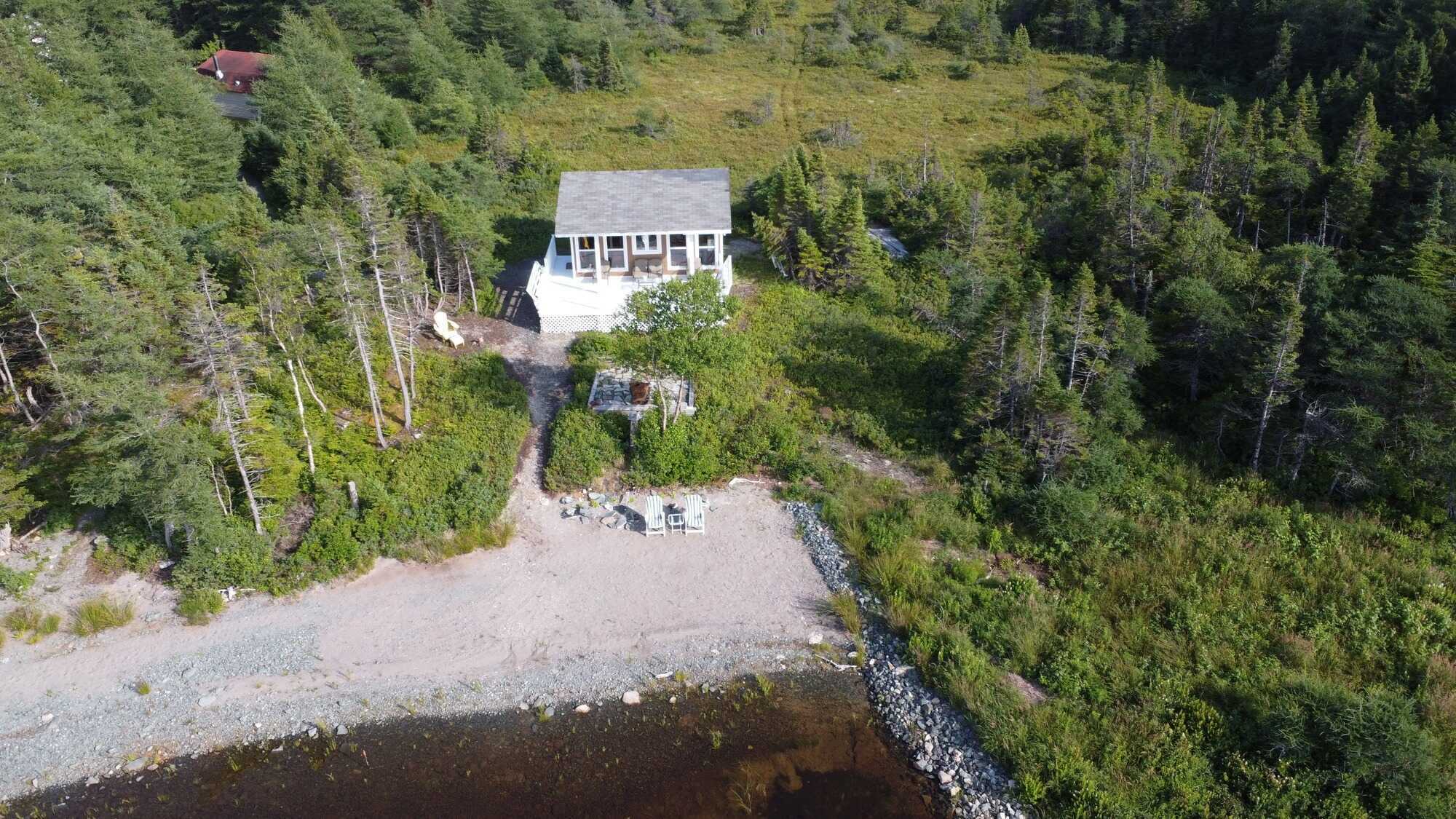 Private Pondside Retreat with Guest House, Garage, Outdoor Bar and Private Beach 2