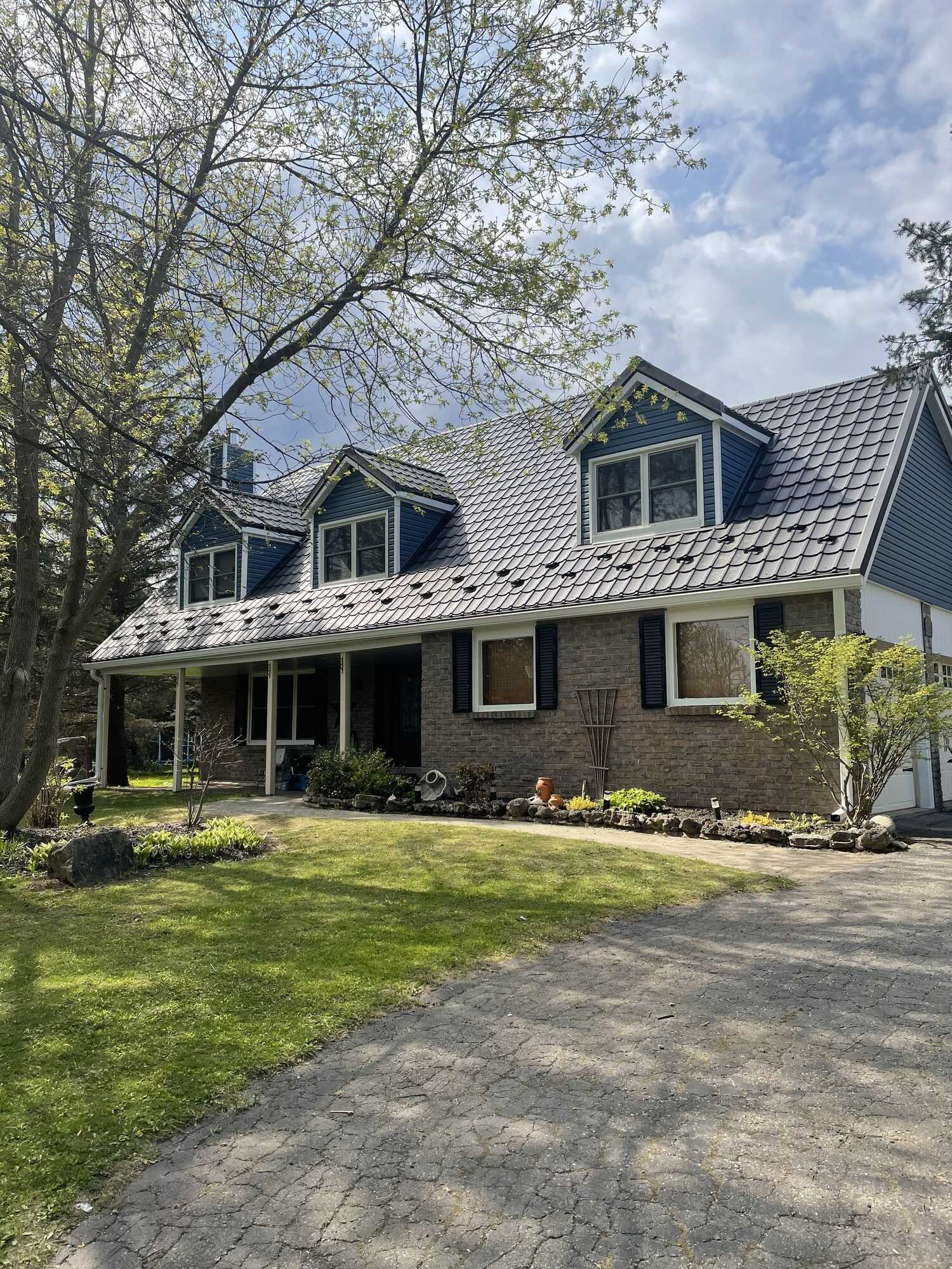 Welcome to your own private park-like paradise!

This exceptional 2-story family home features a stunning backyard pool oasis, a grand circular driveway, in-law suite with its own completely separate entrance. Prime location near a great school. 2