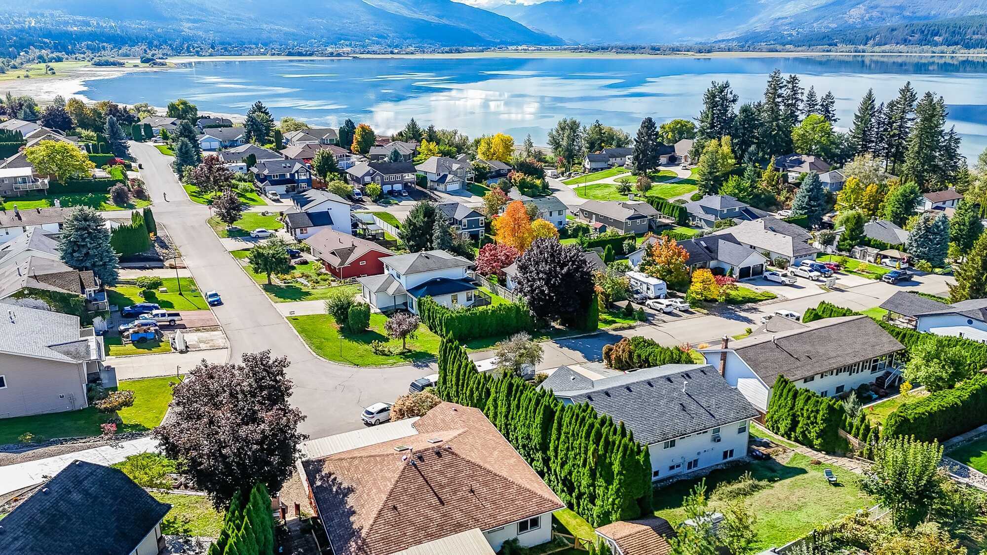 Welcome to 1291 49 Ave NE, a spacious 5 bedroom plus den, 3 bathroom home offering flexibility for a growing family, home based business, extended family, or additional suite income. 2