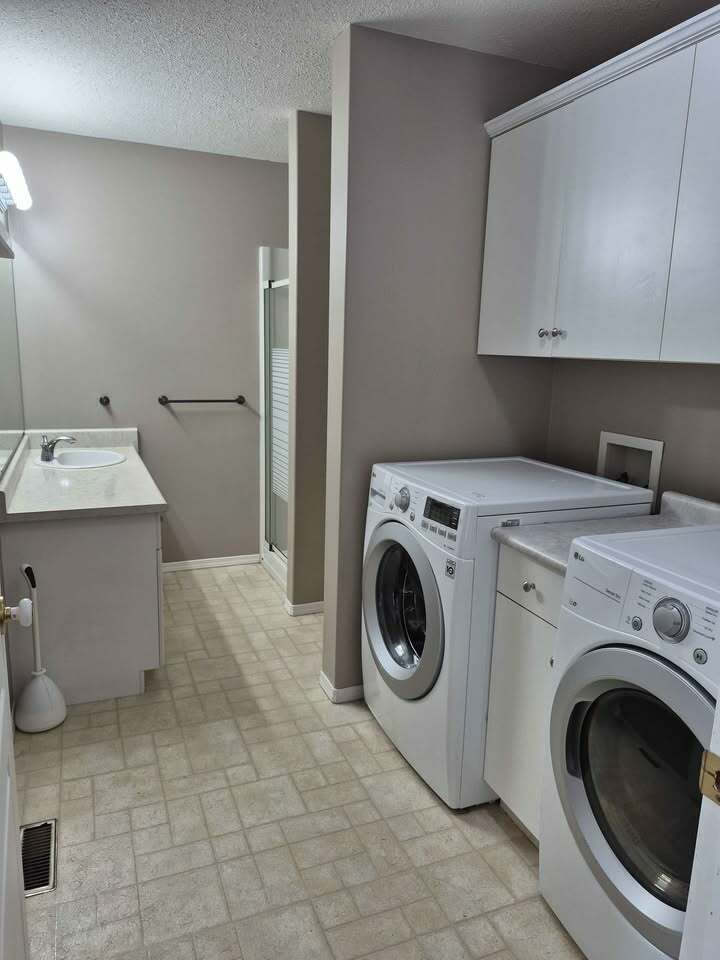 Move-In Ready Townhouse in Parklane Estates – Immediate Possession Available 3