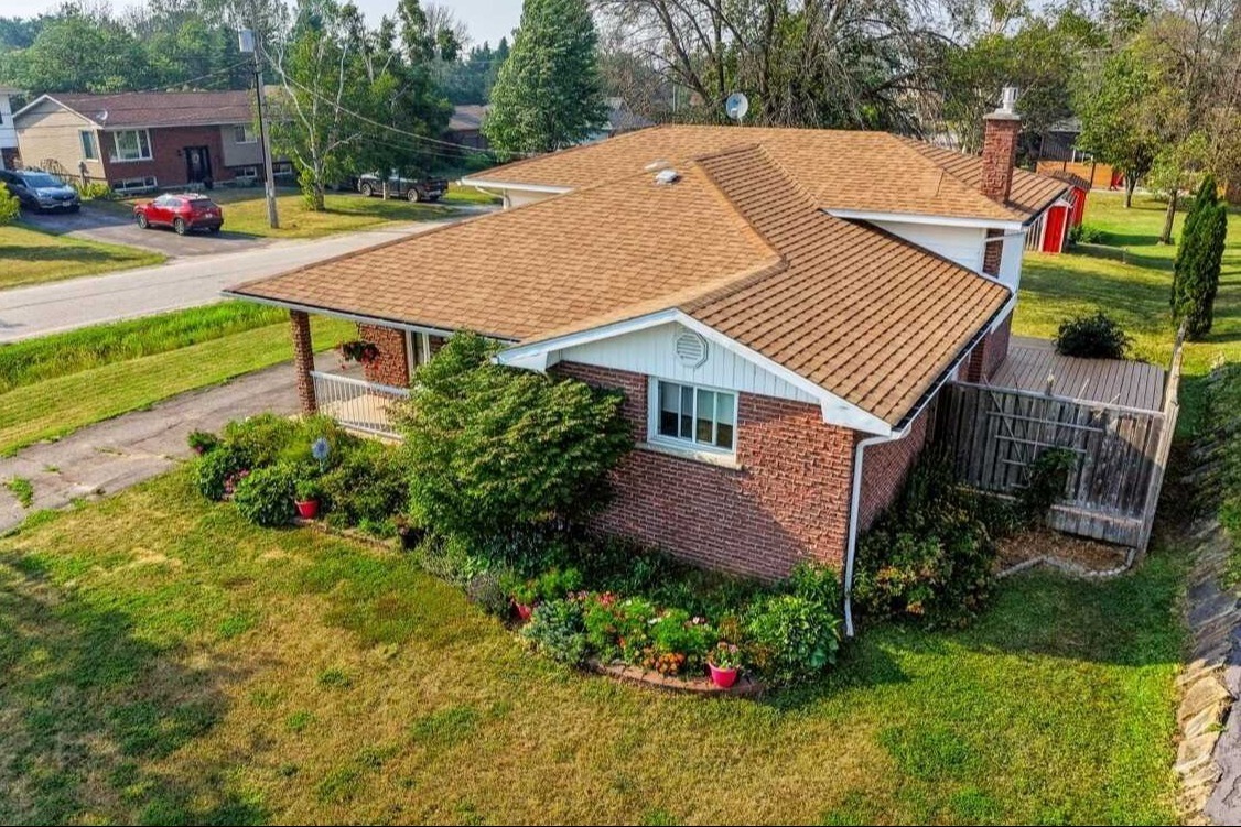 A Rare Opportunity in the Heart of Little Current!! 2