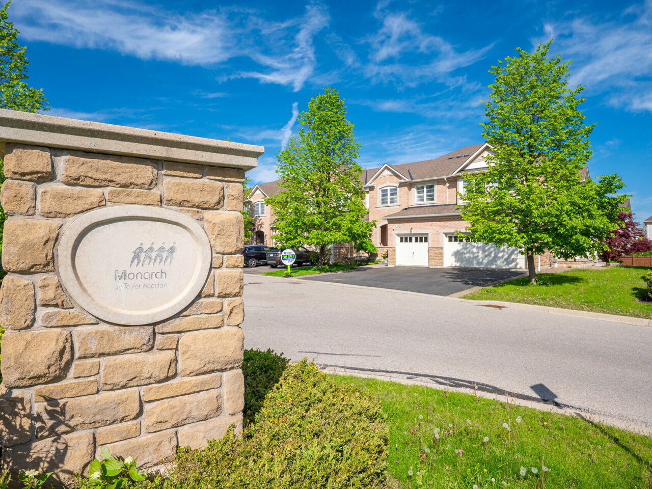 Charming Townhouse in Prime Location with Professionally Finished Walkout Basement! 4