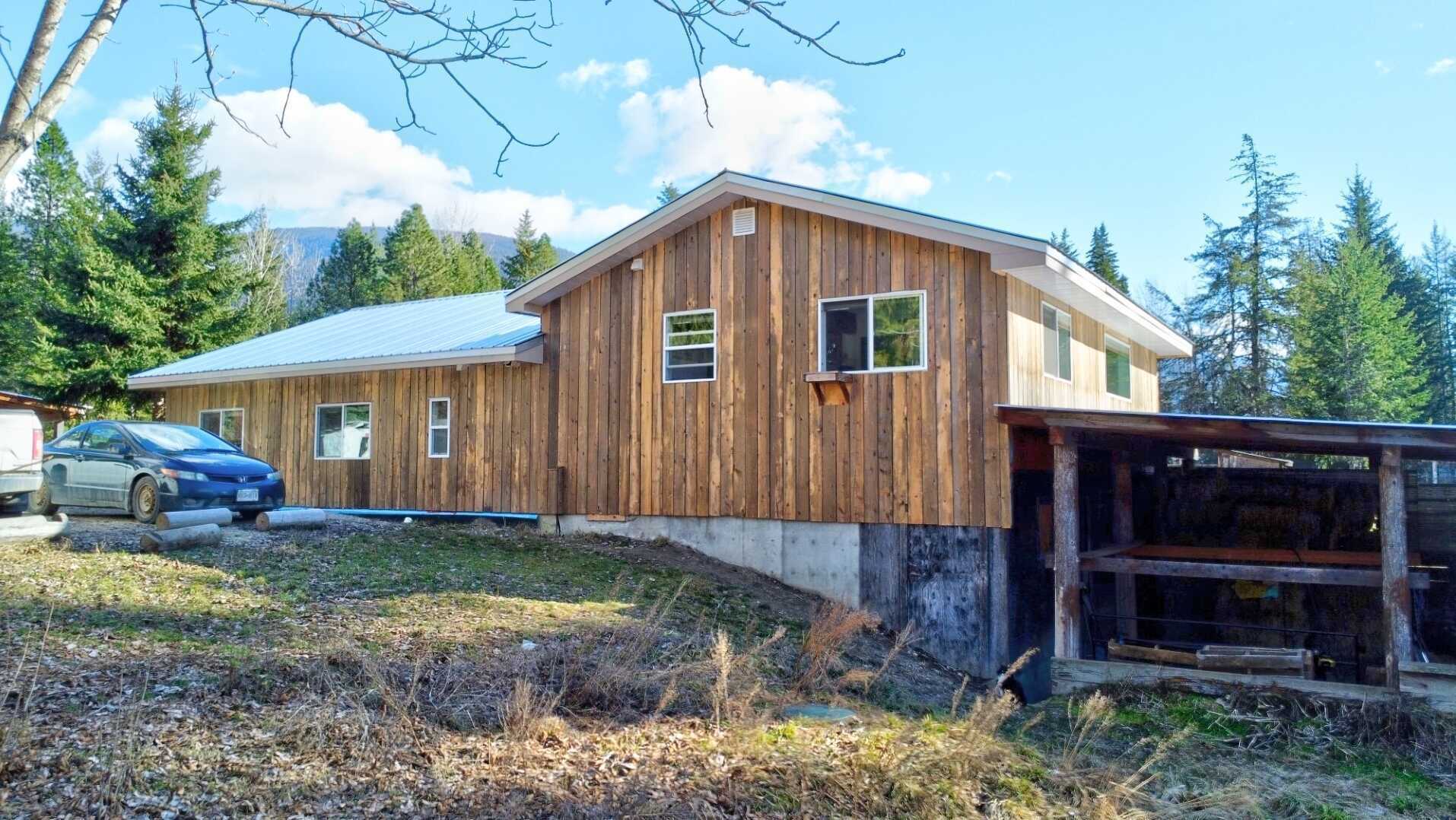 Steps to Arrow Lake Beach, Boat Launch & Provincial Park - MULTI FAMILY PROPERTY 1st Home: 3BED-3BATH, 2nd HOME new! 3Bed 2bath contemporary luxury! Private 2nd driveway to MOBILE – 2Bed 1Bath, Great for extra income! 5.54 acres!  Garage&RV storage 3