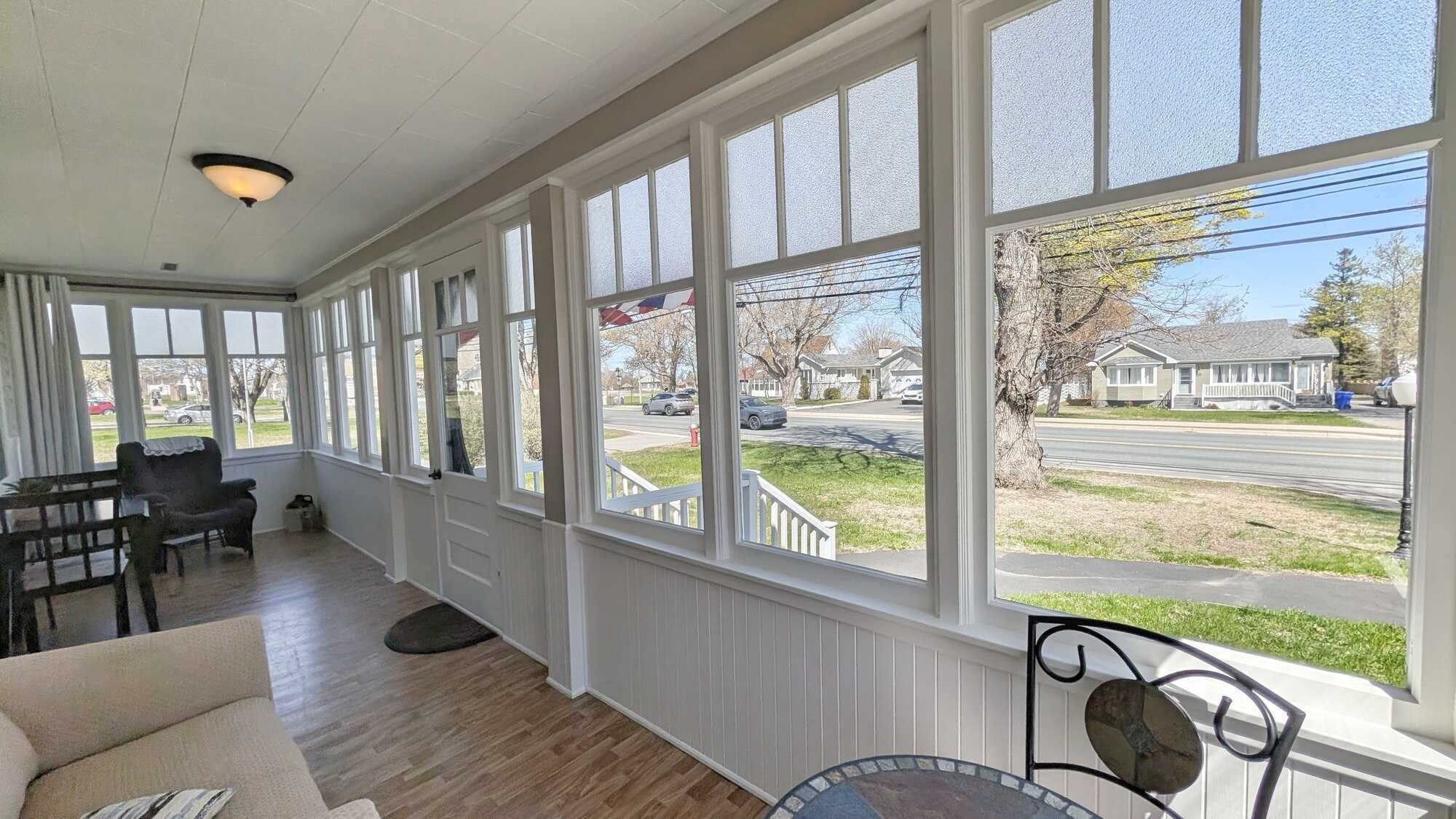 🏡 Maison historique pleine de charme au cœur de Caraquet // 
🏡 Historic Home Full of Charm in the Heart of Caraquet 3